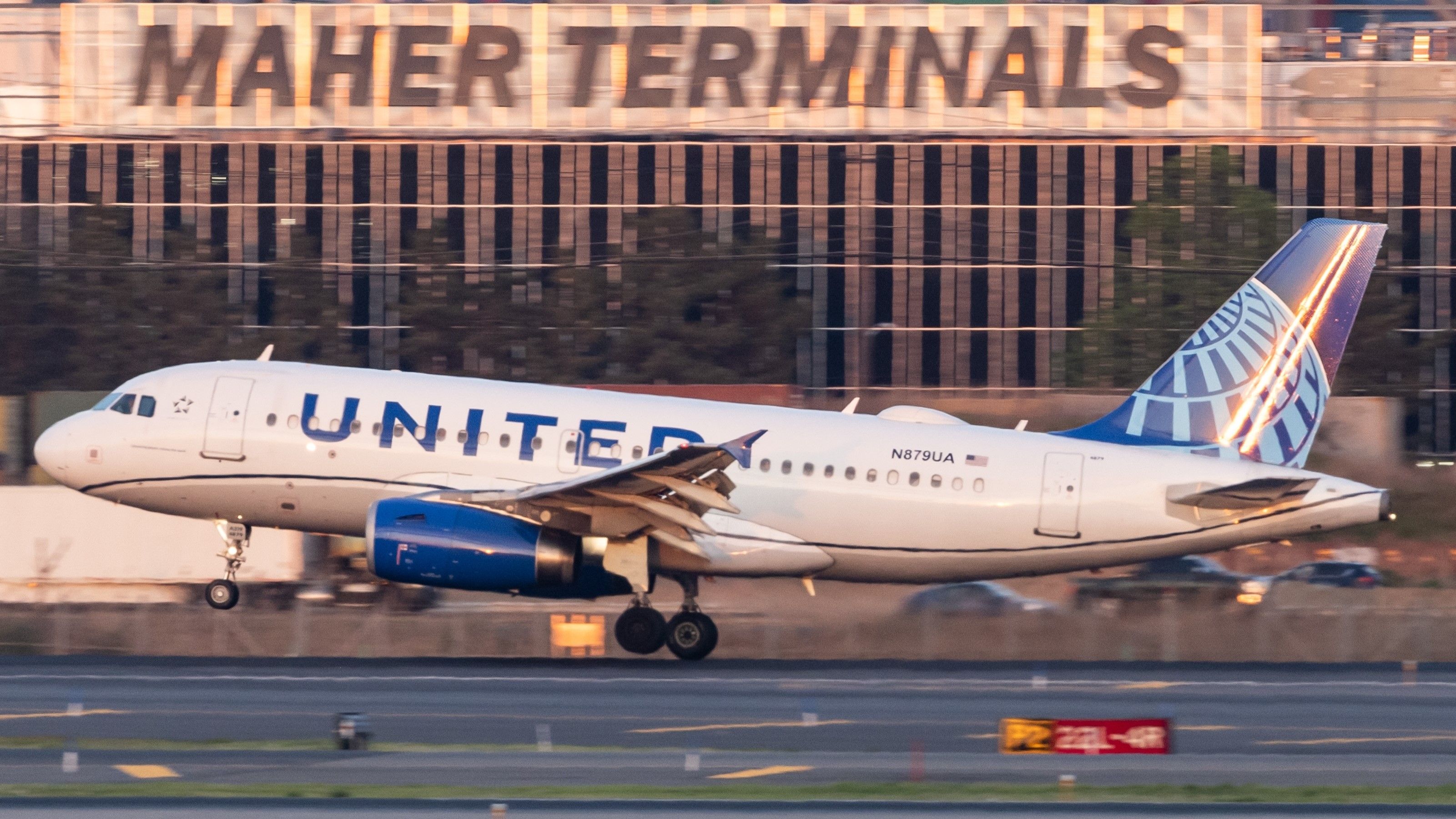 United Airlines Airbus A319 Landing In Low Light