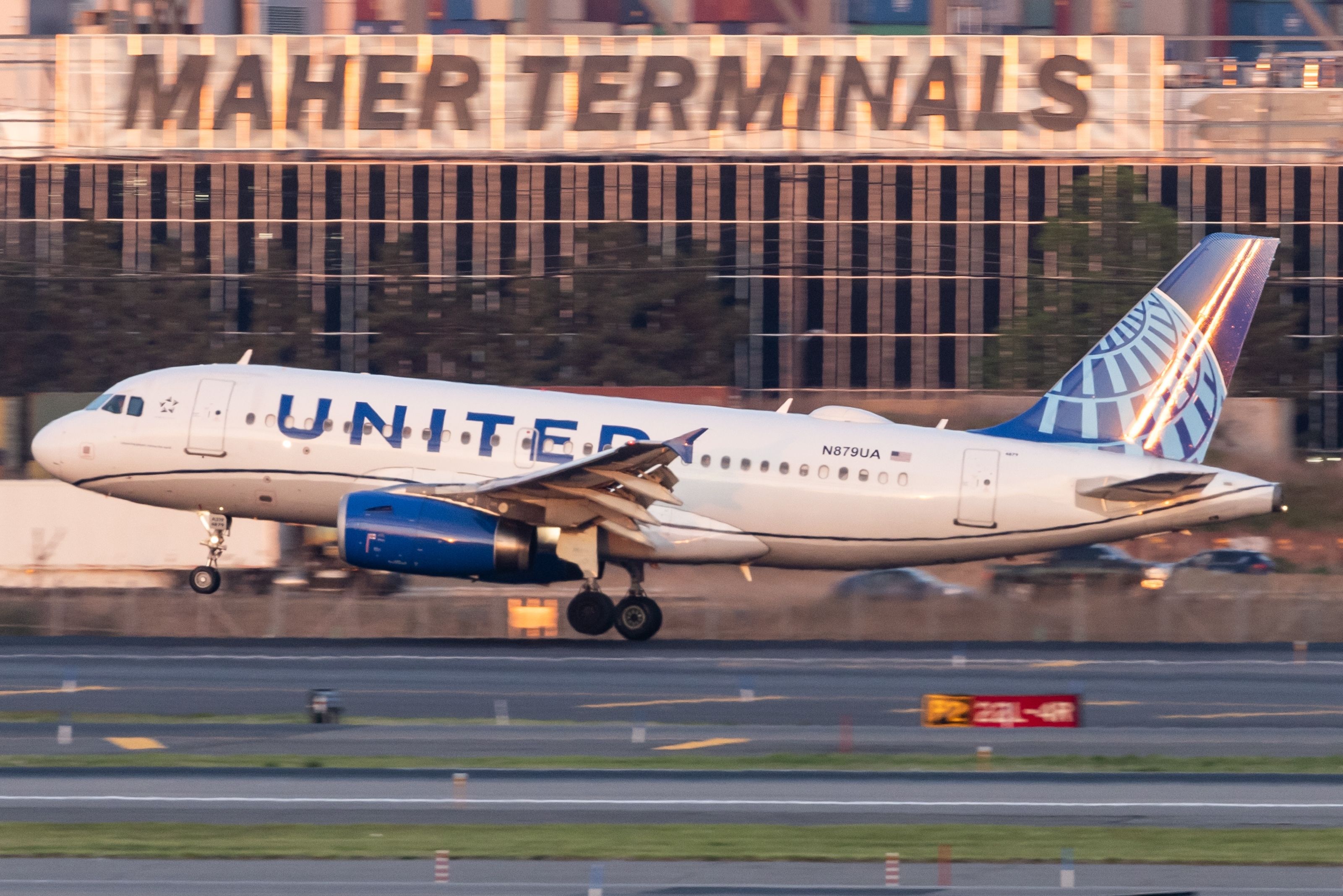 United Airlines Airbus A319 Landing In Low Flight