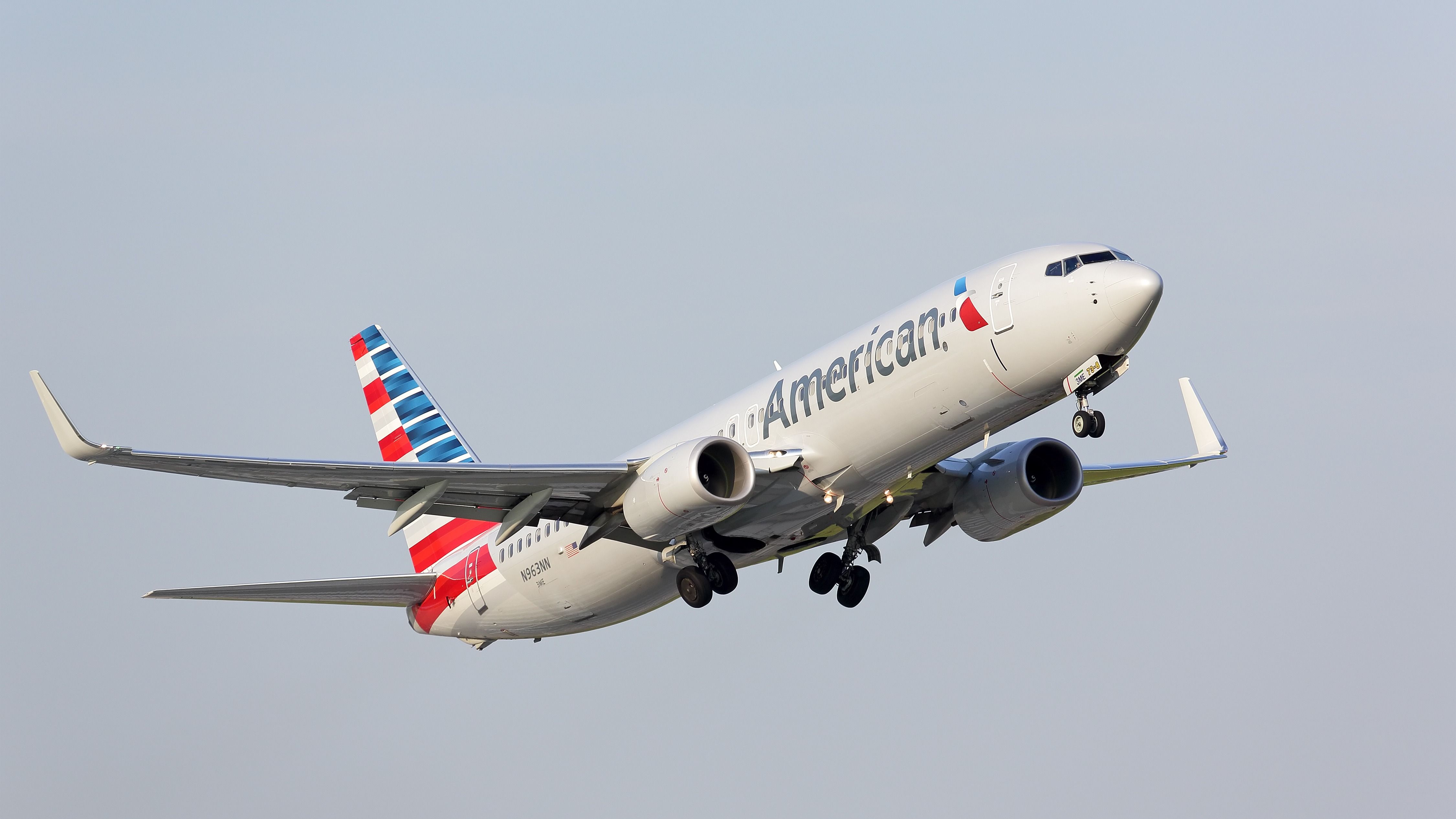 American Airlines Boeing 737-800 Diverts Over Oven Fire