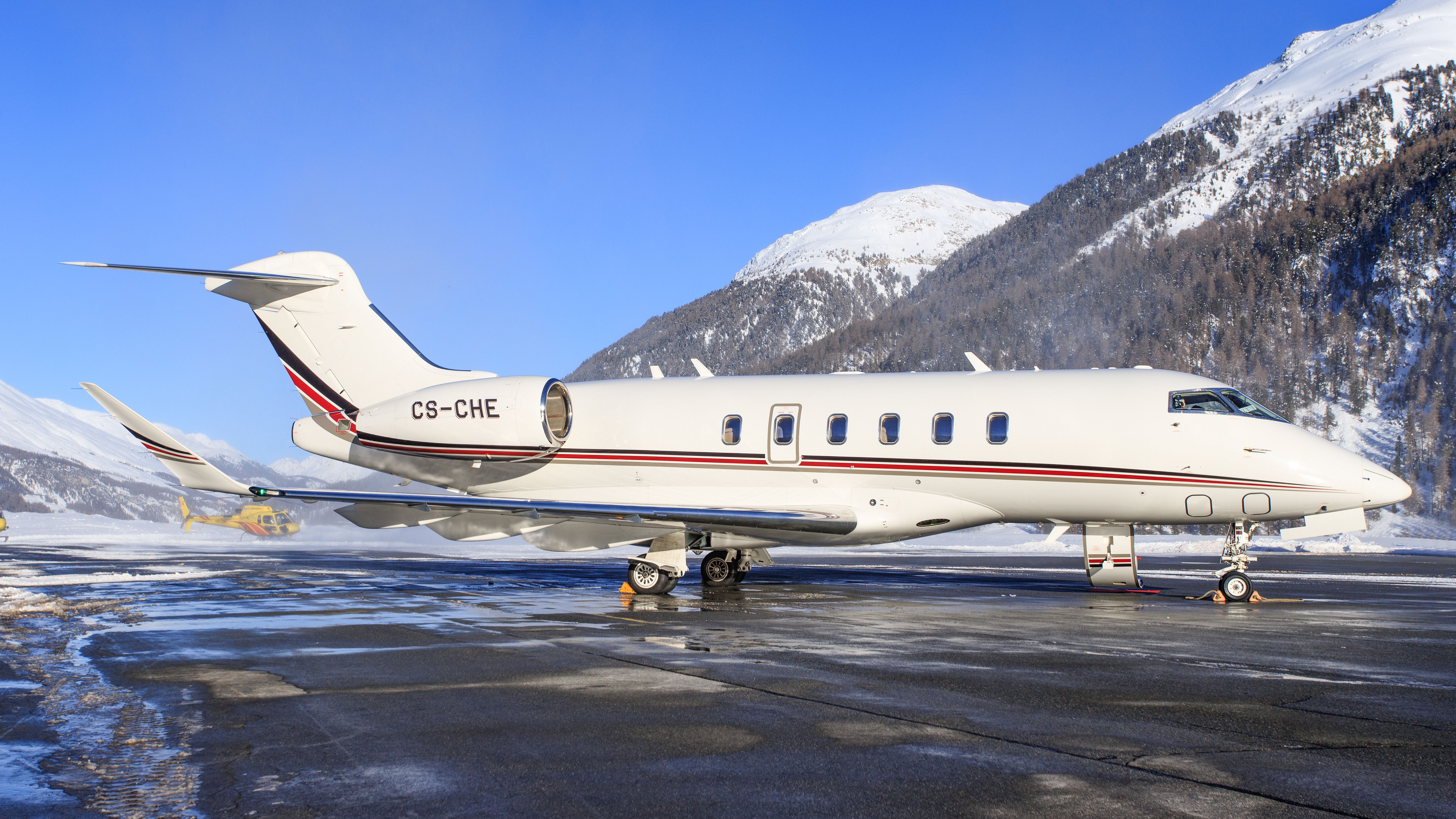 Bombardier Challenger 350 - NetJets in Samedan/Switzerland  shutterstock_786935845(1)