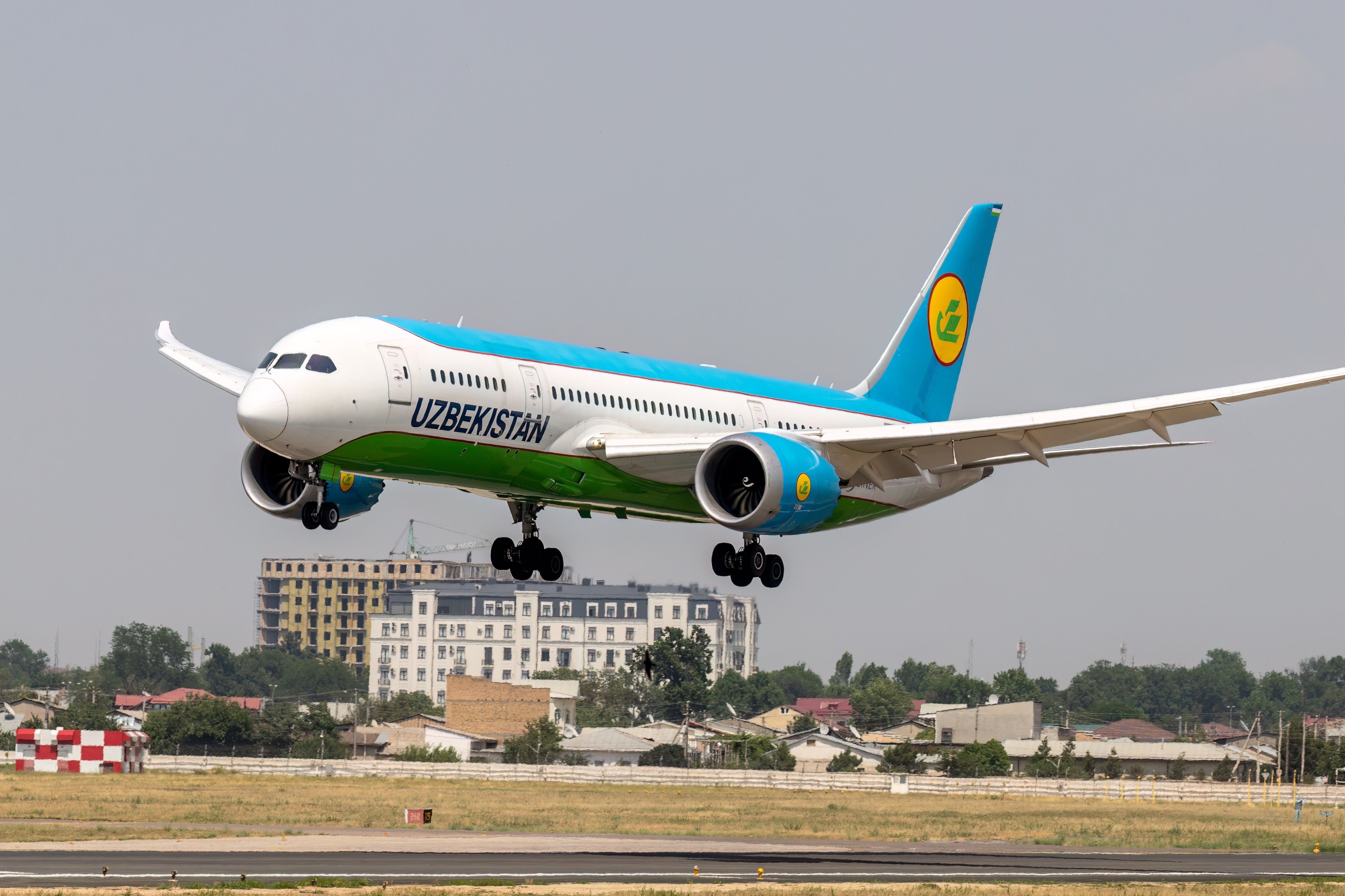 Uzbekistan Airways 787-8 landing1