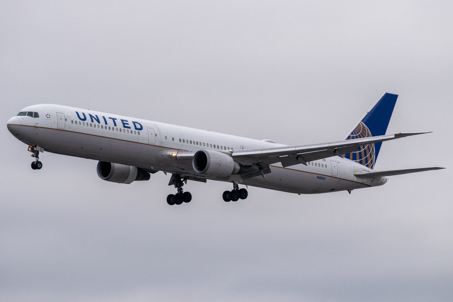 A United Airlines Boeing 767-400ER About to land.