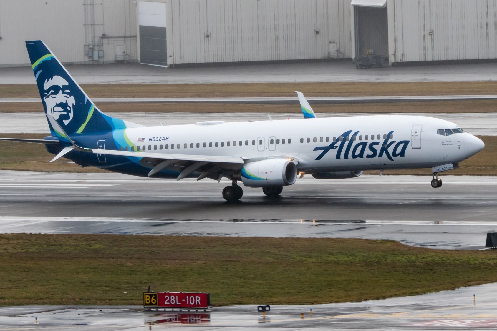 Alaska Airlines Boeing 737-890 (N832AS) landing at Portland International Airport (PDX).