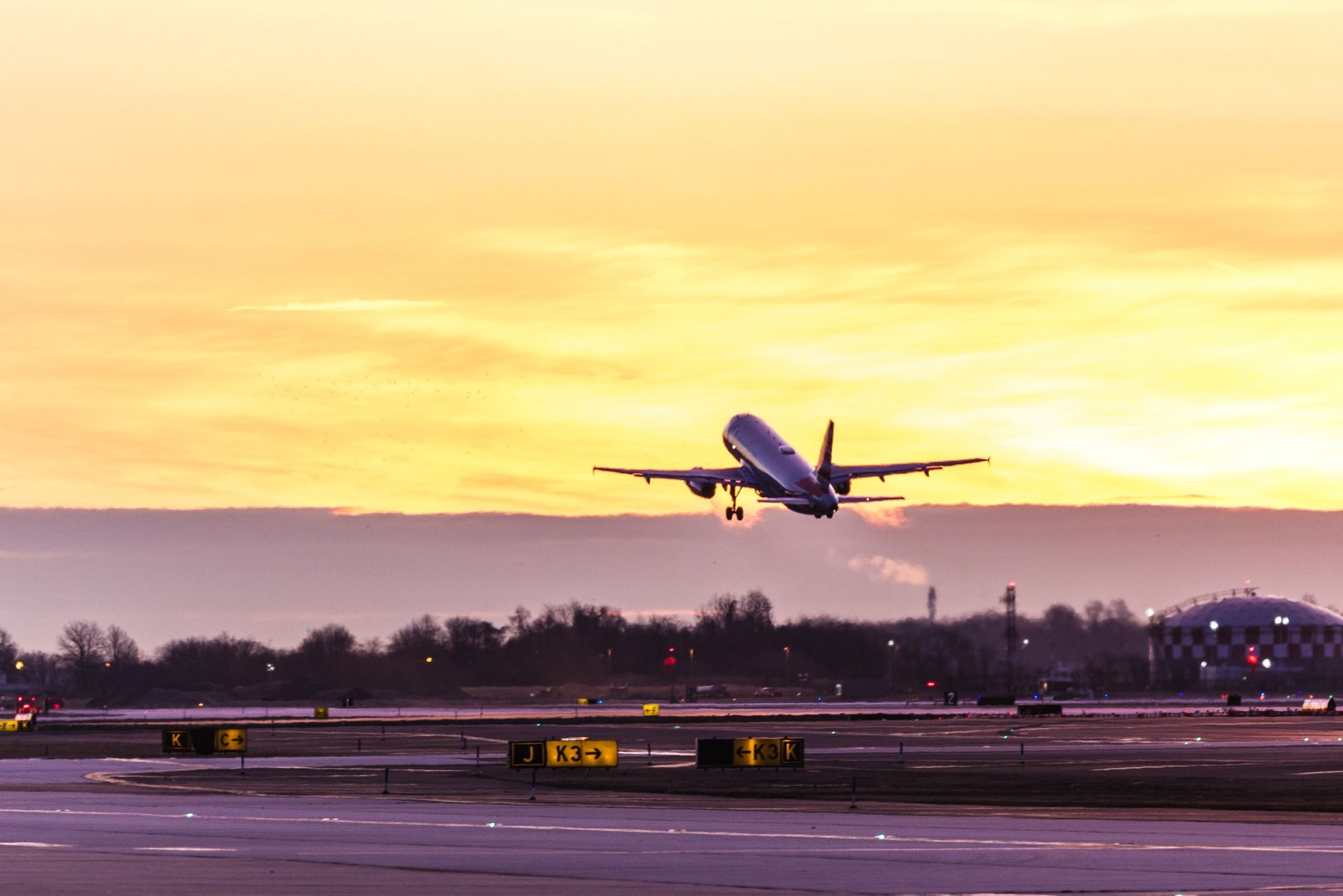 American Airlines Airbus A320 departs from Philadelphia International Airport.