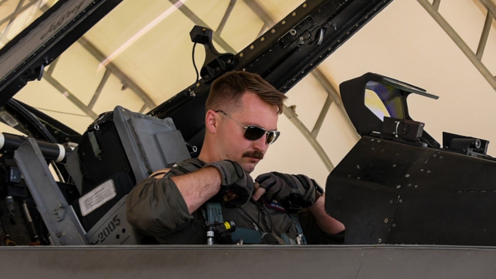 Why Do Certain Fighter Pilots Cut The Fingertips Off Their Gloves?