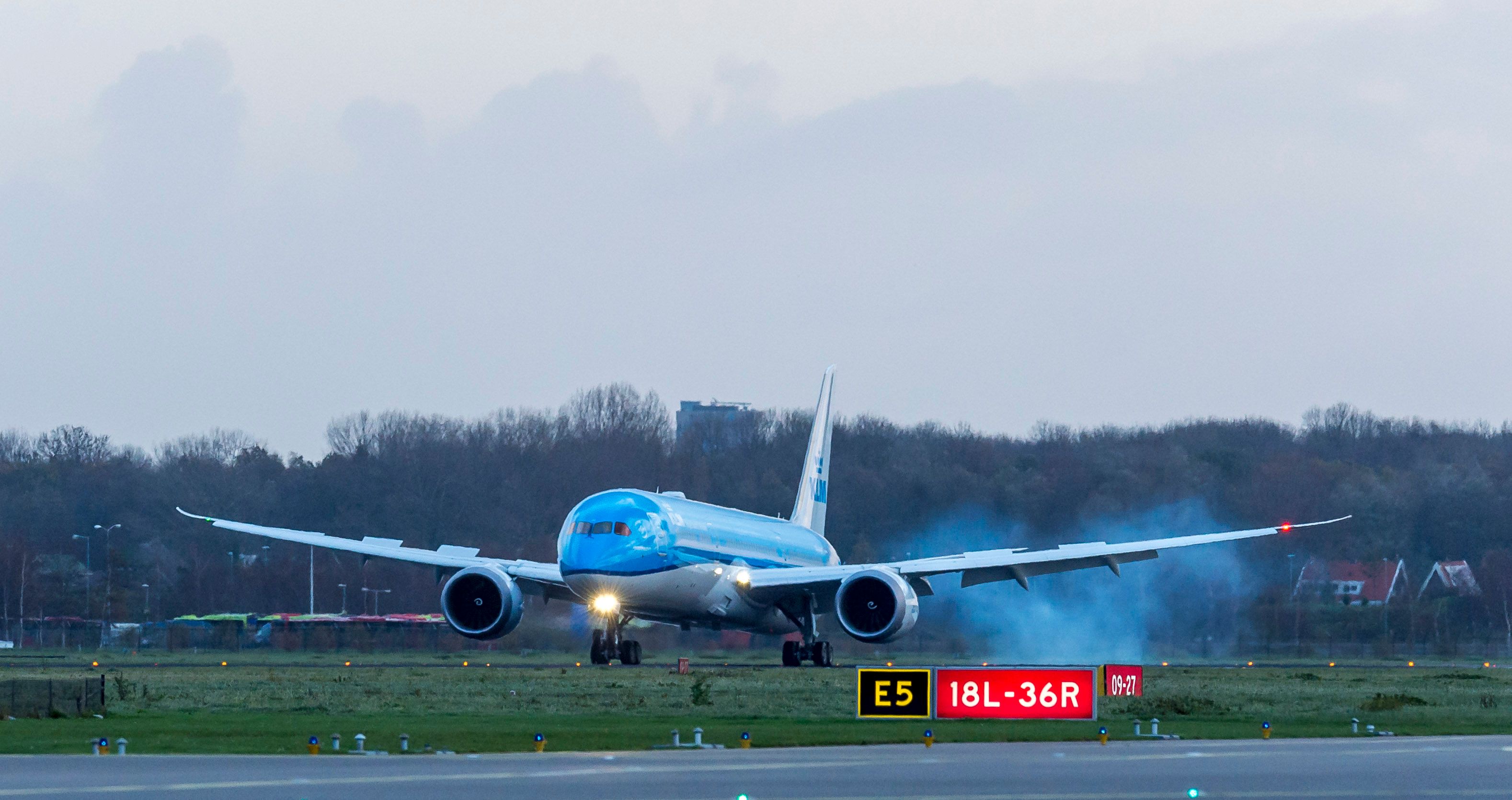 KLM Boeing 787 Landing