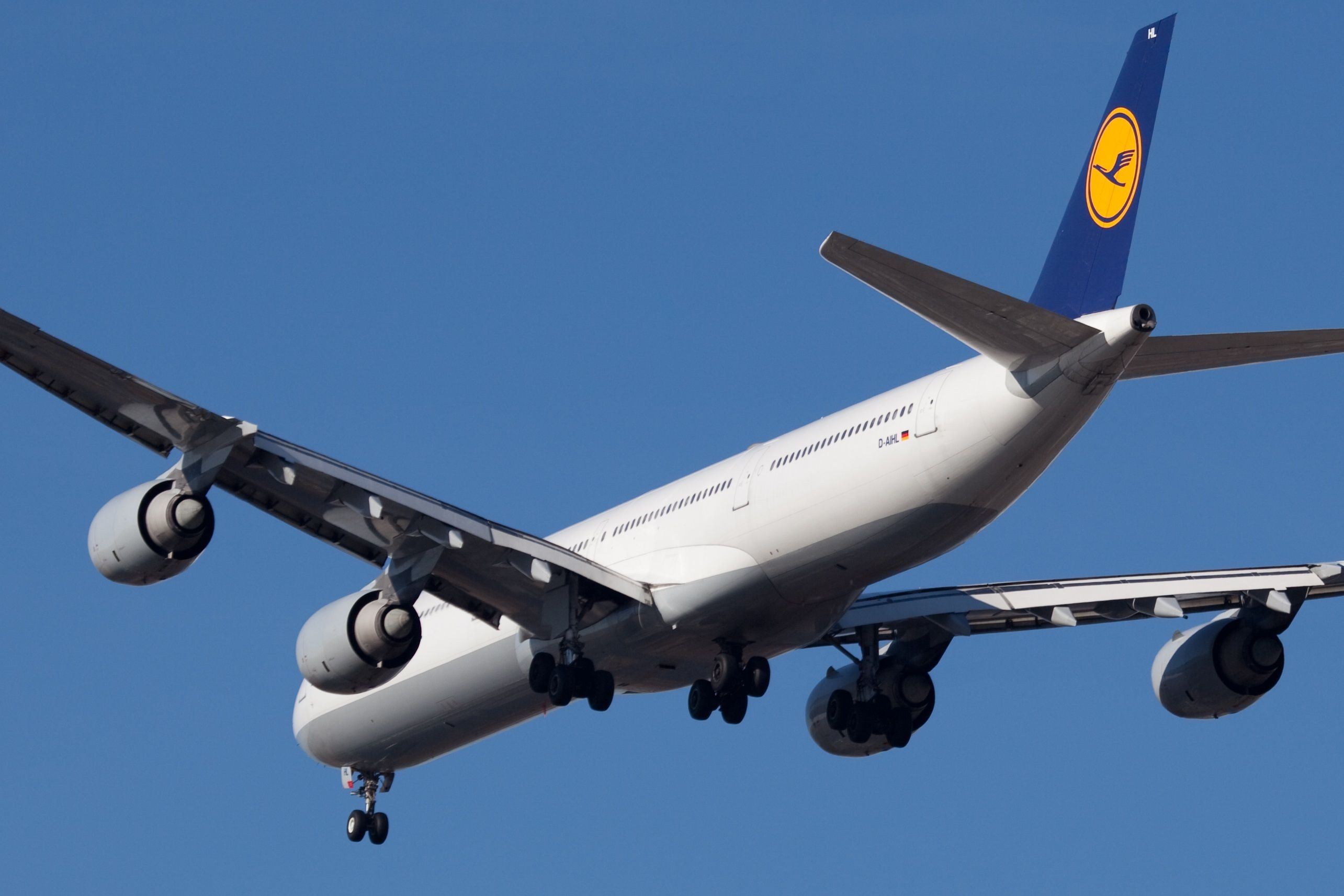 A340-600 LH landing