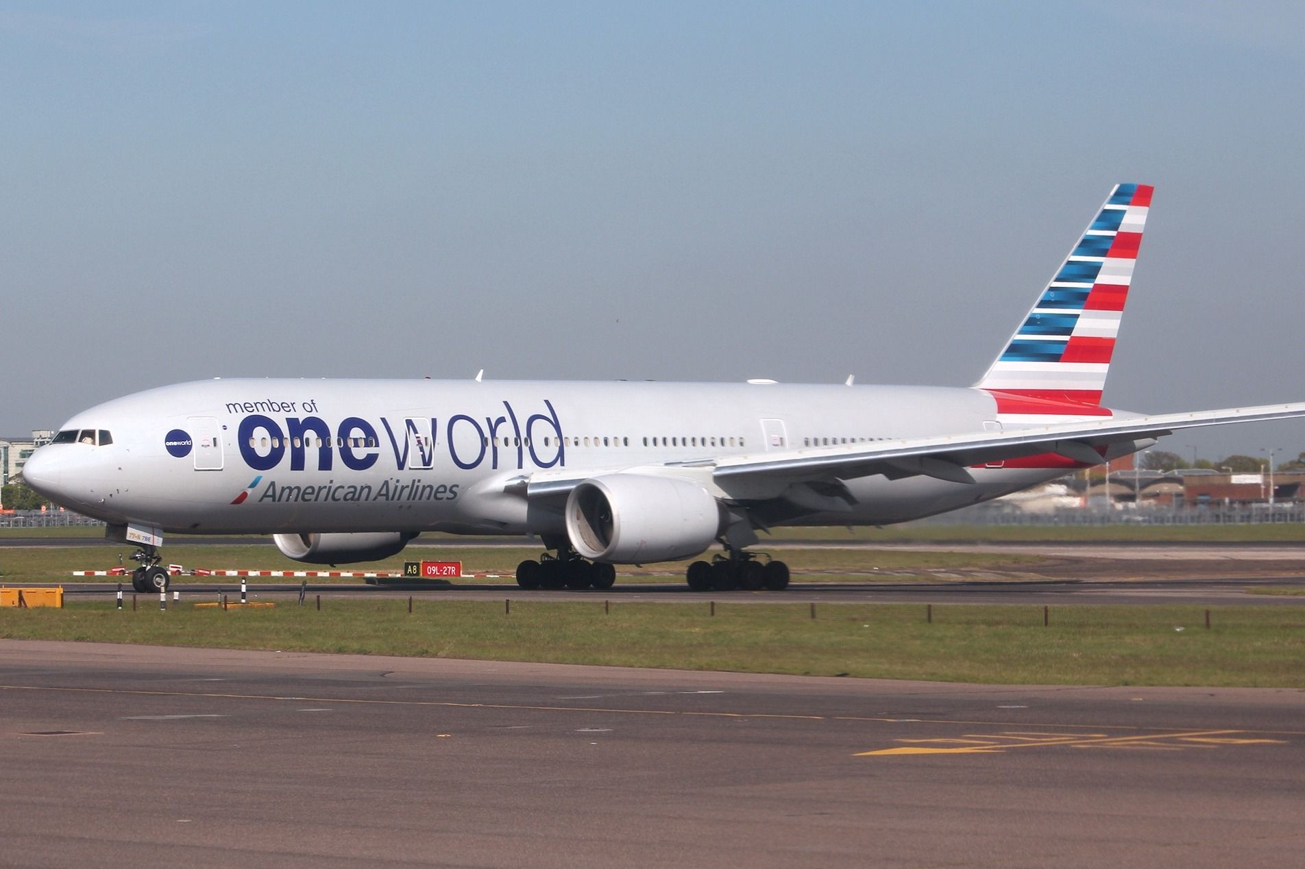 An American Airlines Boeing 777 in oneworld alliance livery