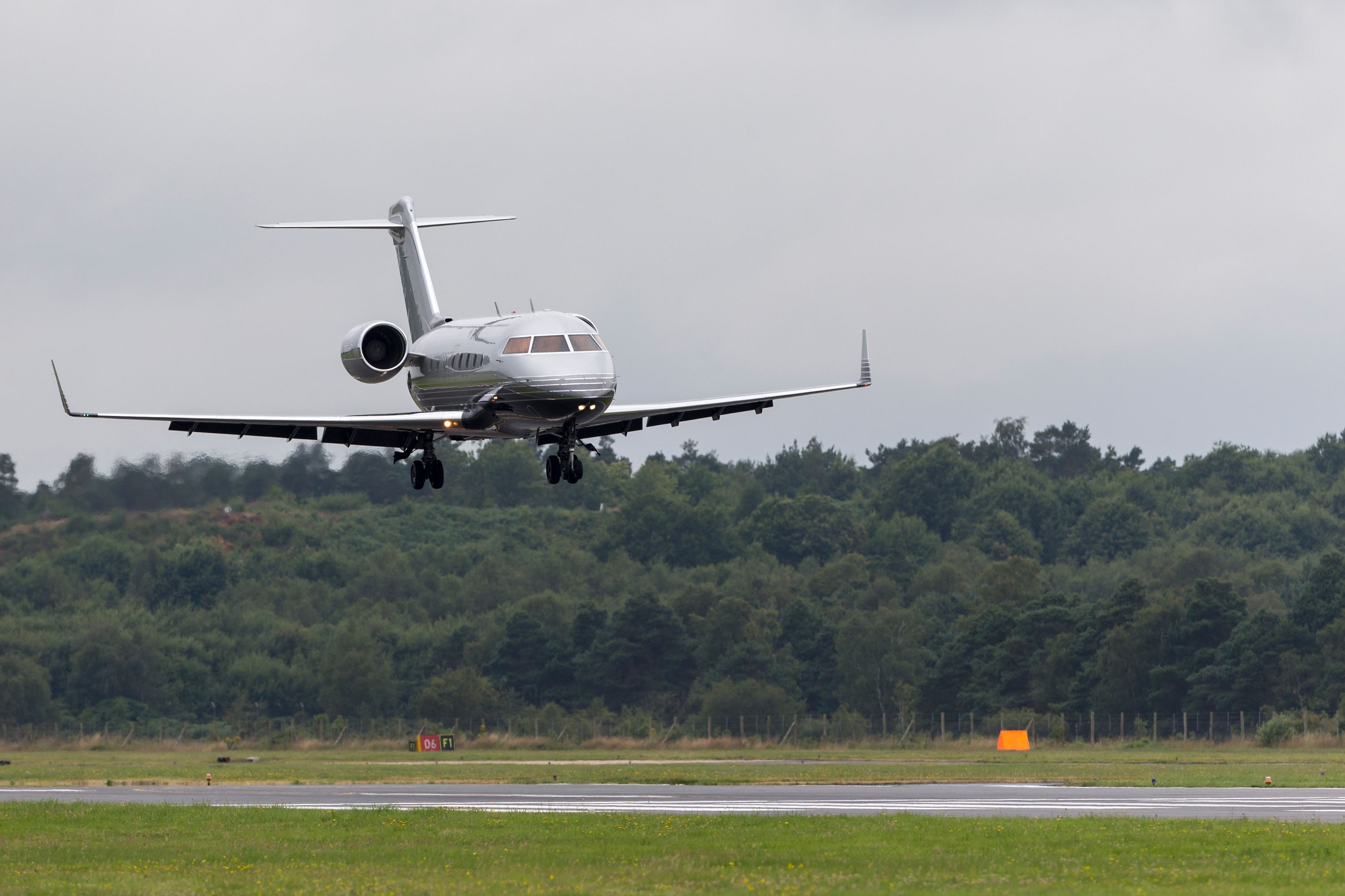 Bombardier Challenger 600 landing at Farnborough Airport