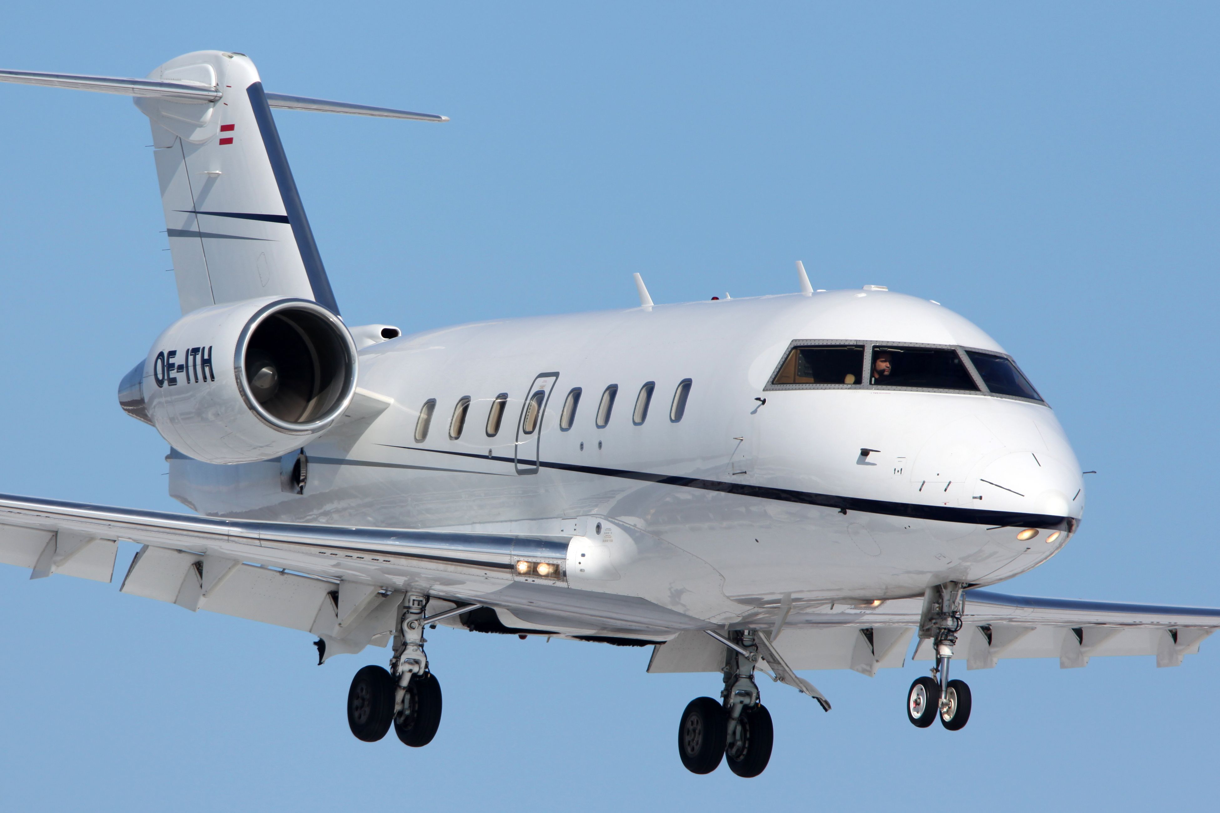 Bombardier Challenger 600 landing