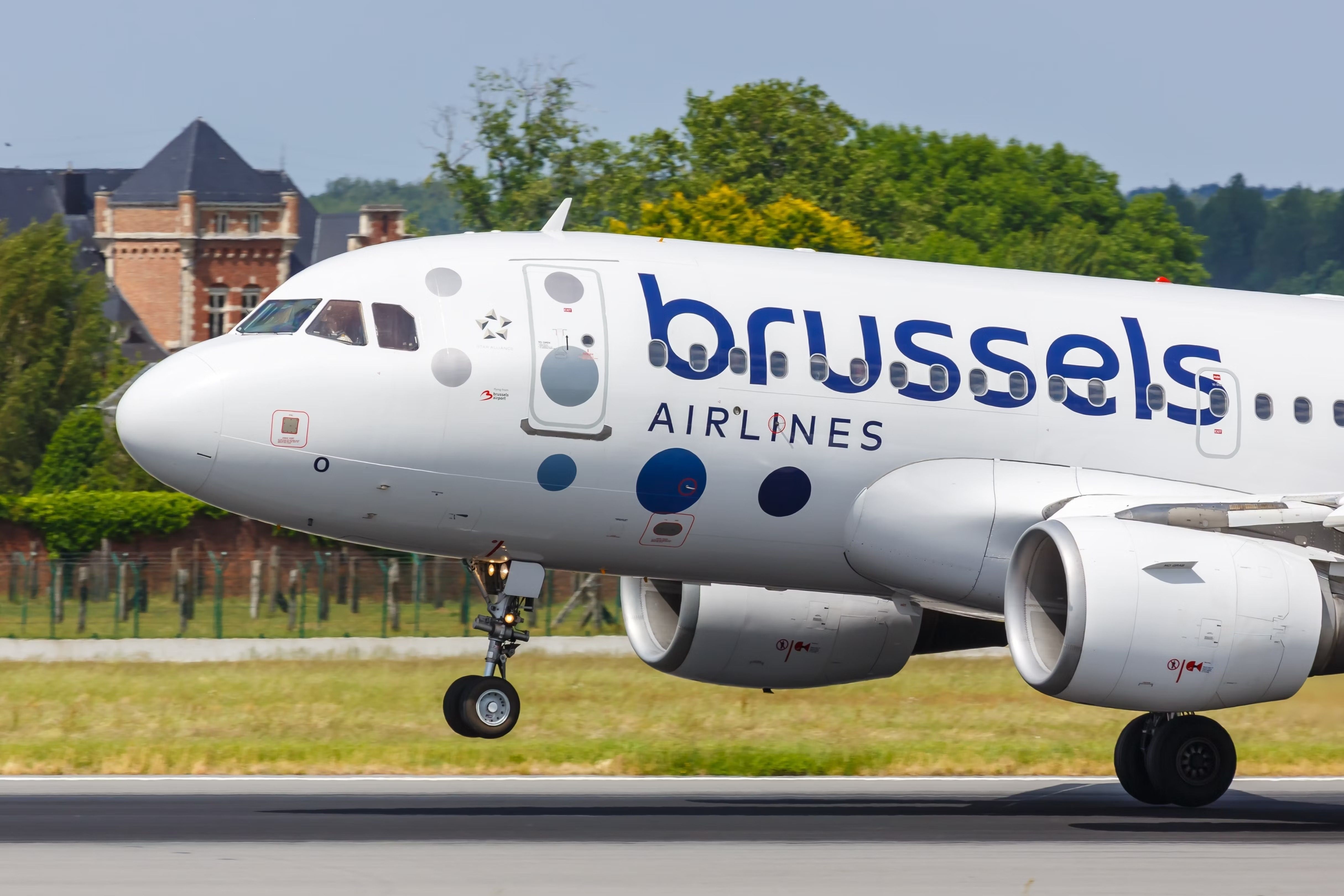 Brussels Airlines A319 landing 3.2