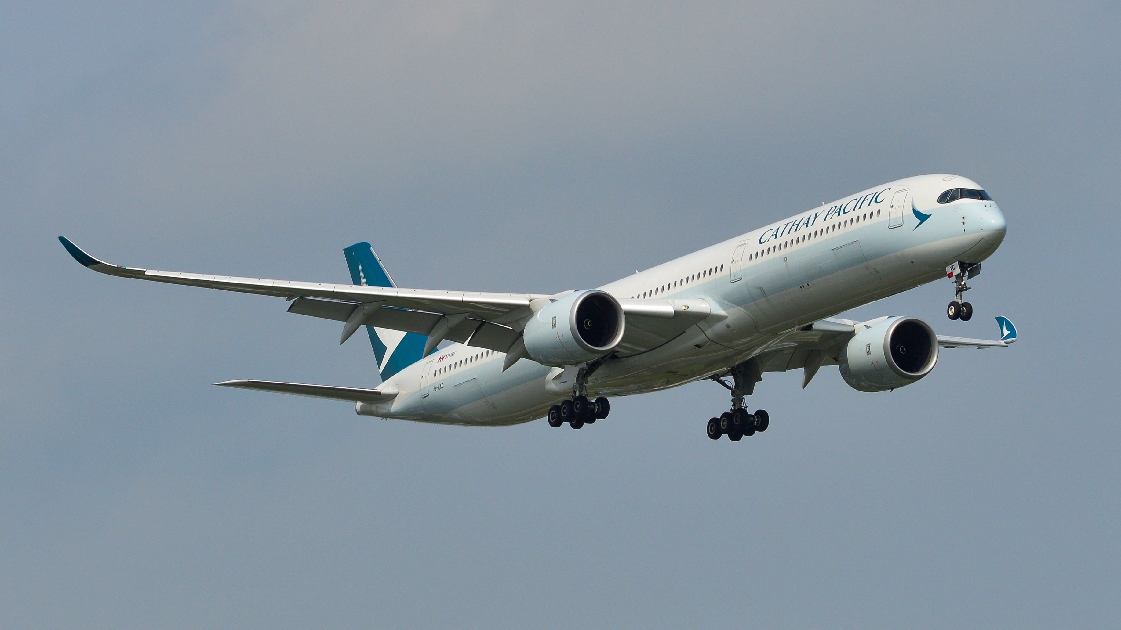 Cathay Pacific A350-1000 landing1 shutterstock_1281227488