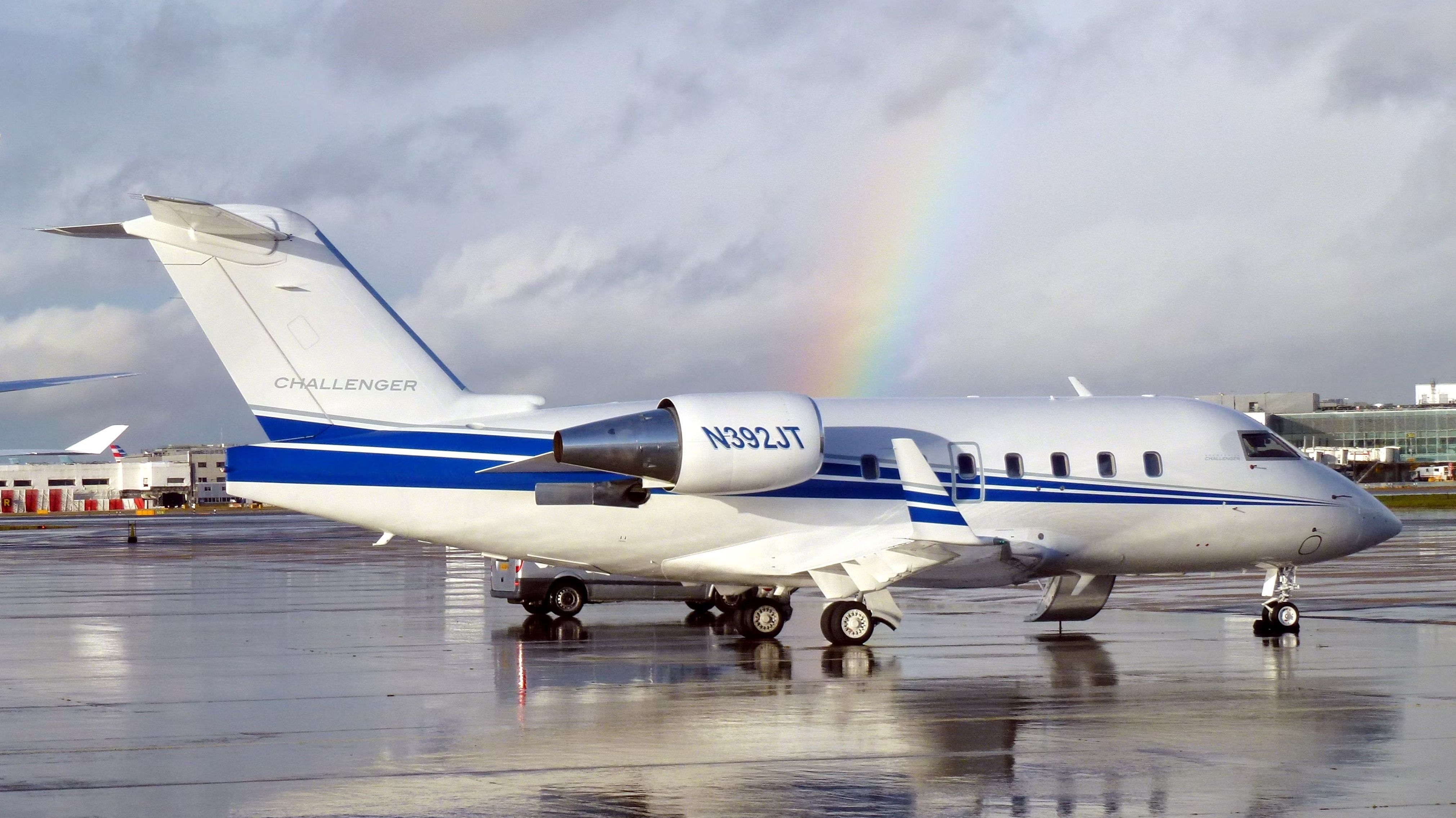 ボンバルディア チャレンジャー 600 がフロリダの高速道路で衝突