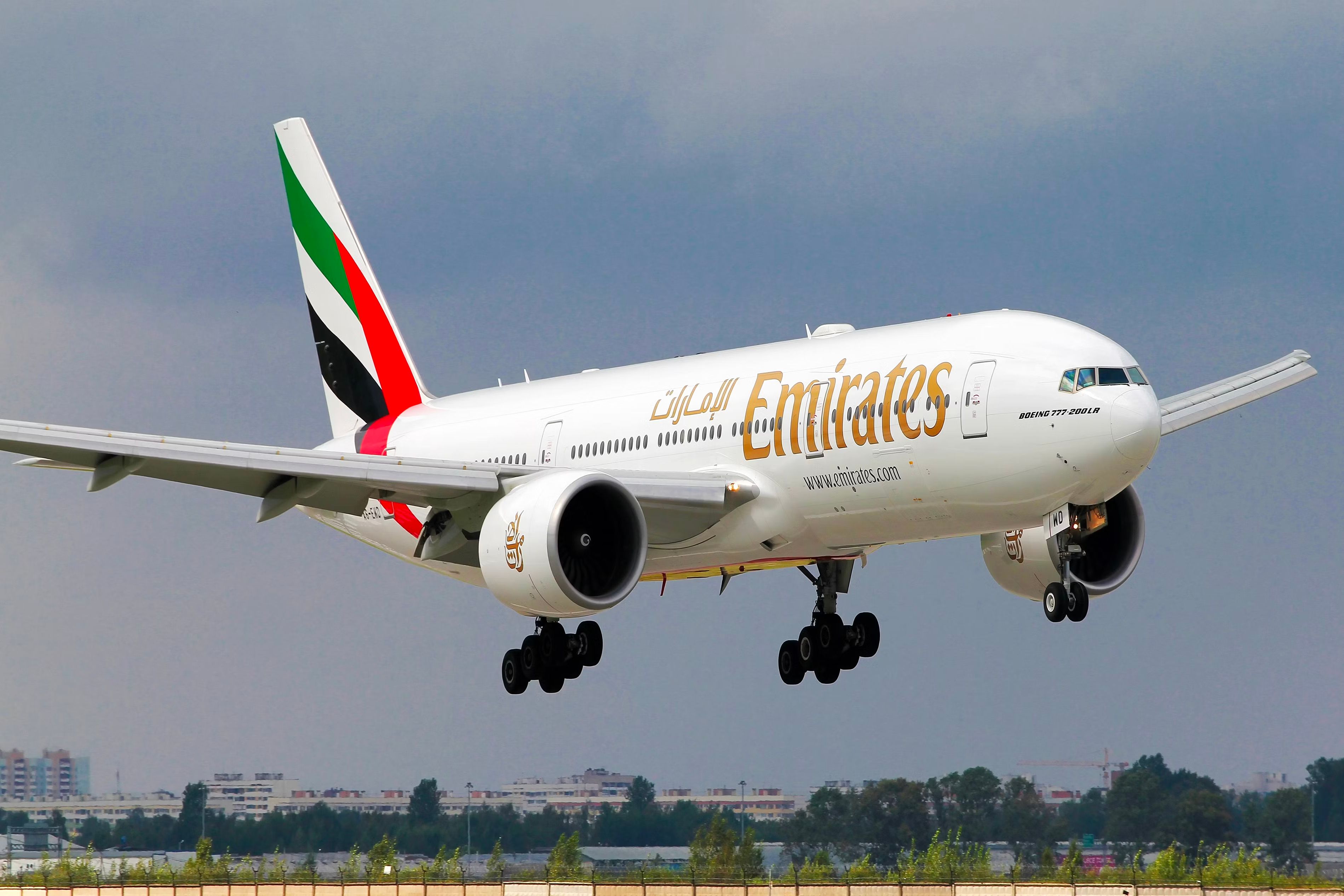 Emirates Boeing 777-200LR landing