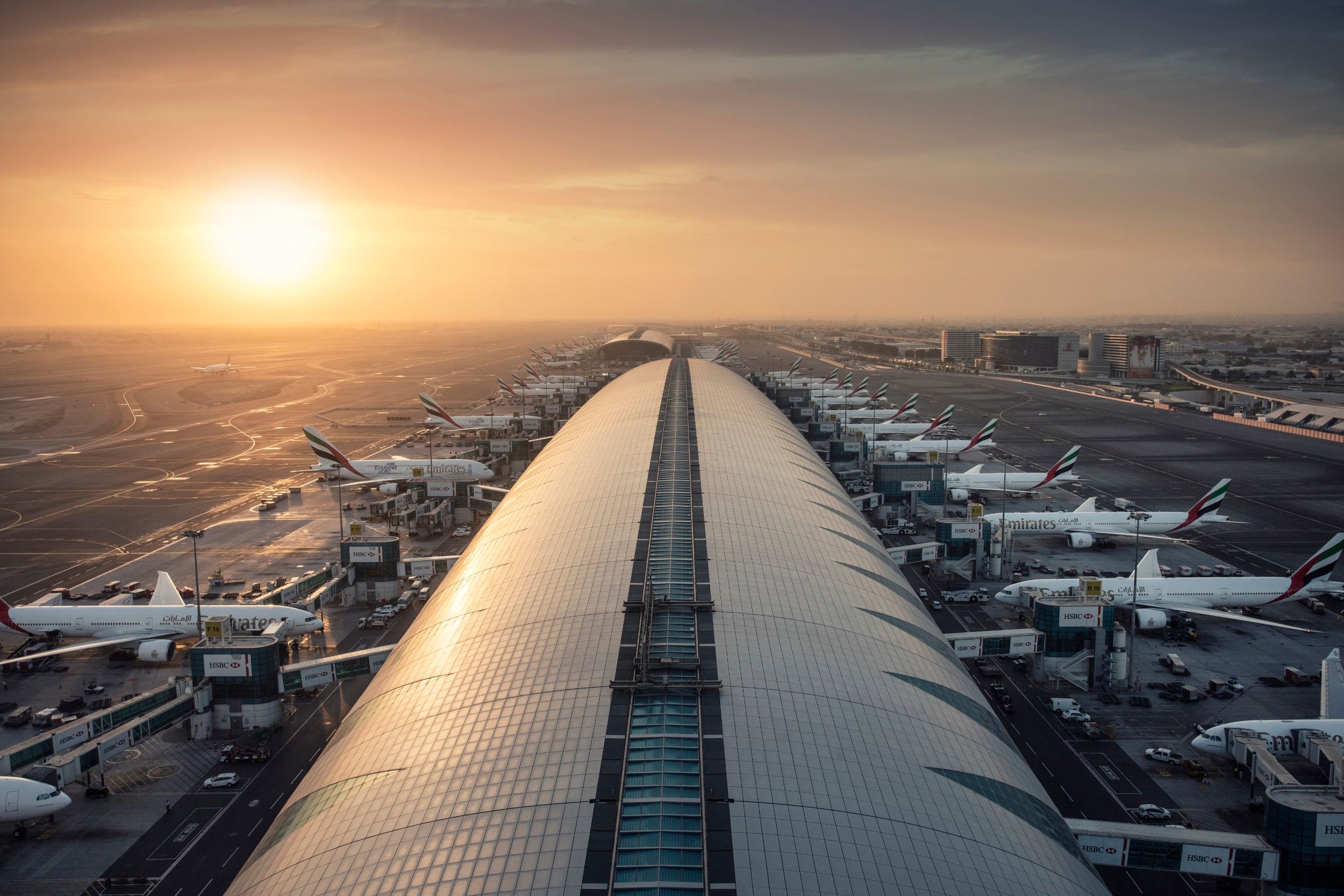 从迪拜国际机场 ATC 塔拍摄的 B 大厅、机场停机坪和几架阿联酋航空飞机的全景。