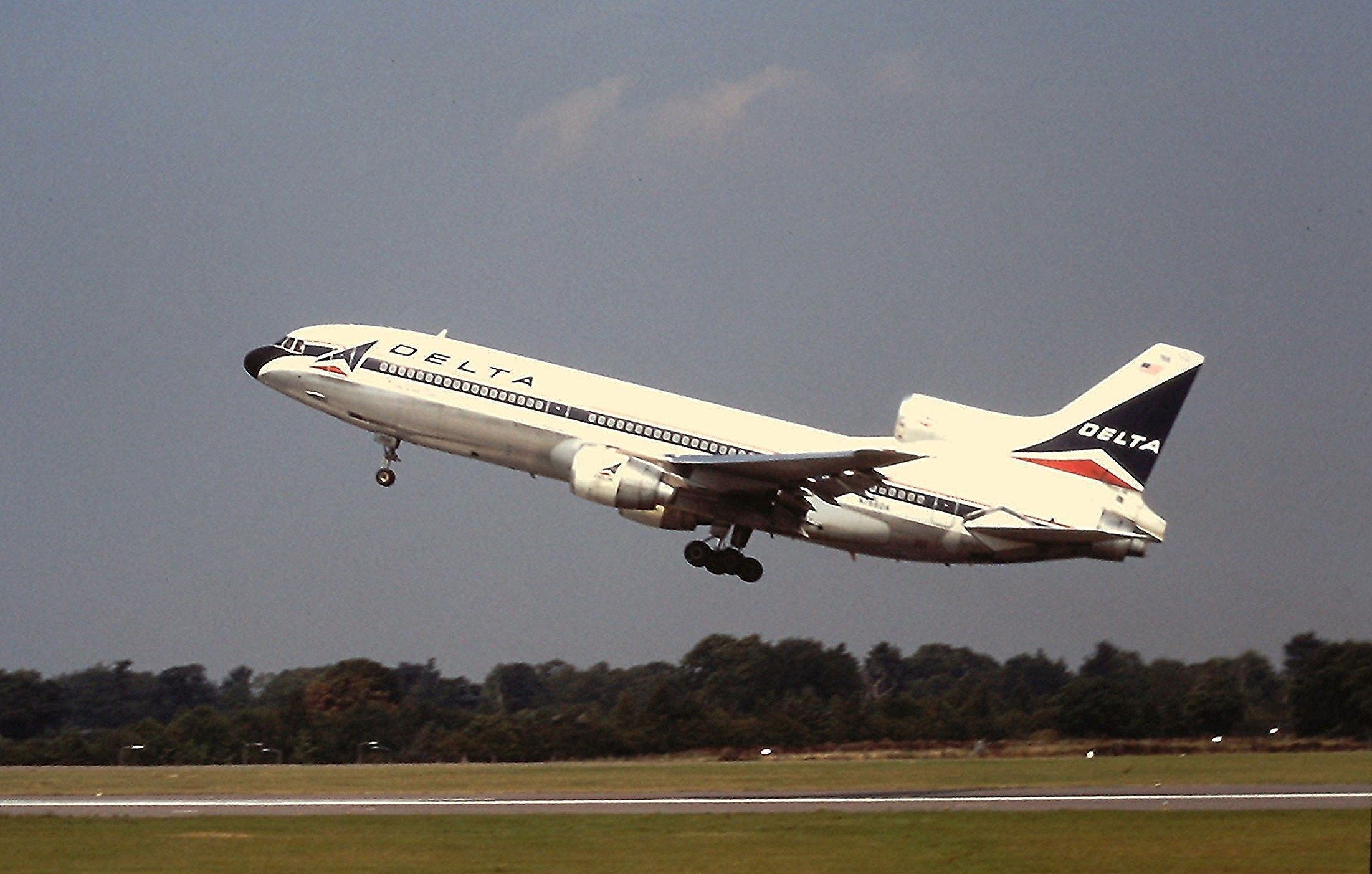Delta L-1011 Tristar taking off