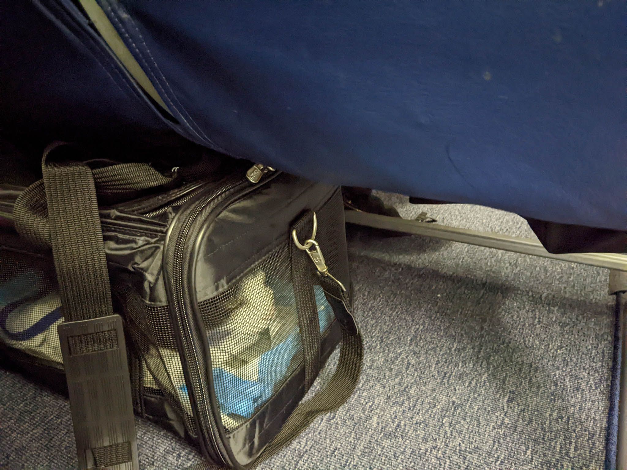 ¿Qué tamaño de bolsa cabe debajo del asiento de un avión?