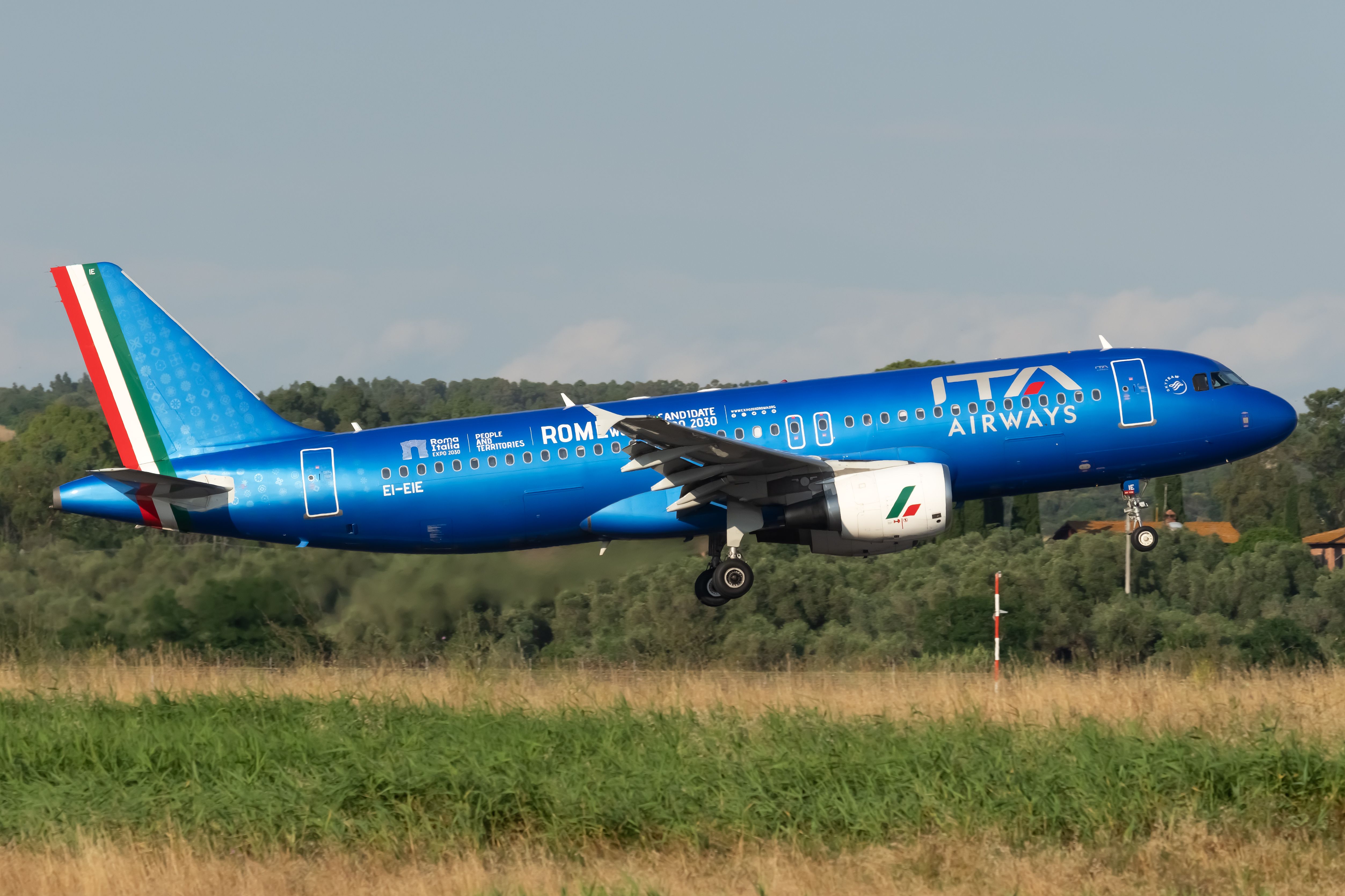 ITA Airways Airbus A320 landing