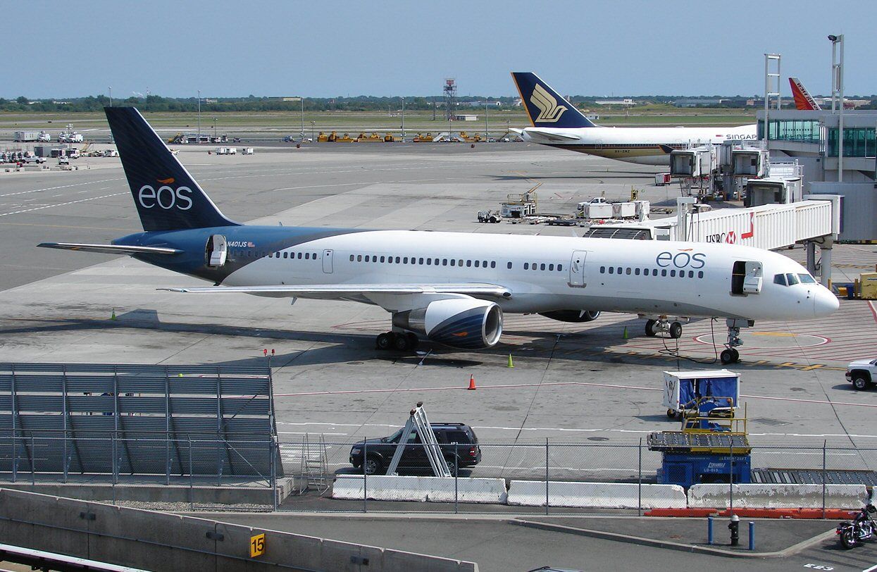 Eos_airlines_757_(1235716049)