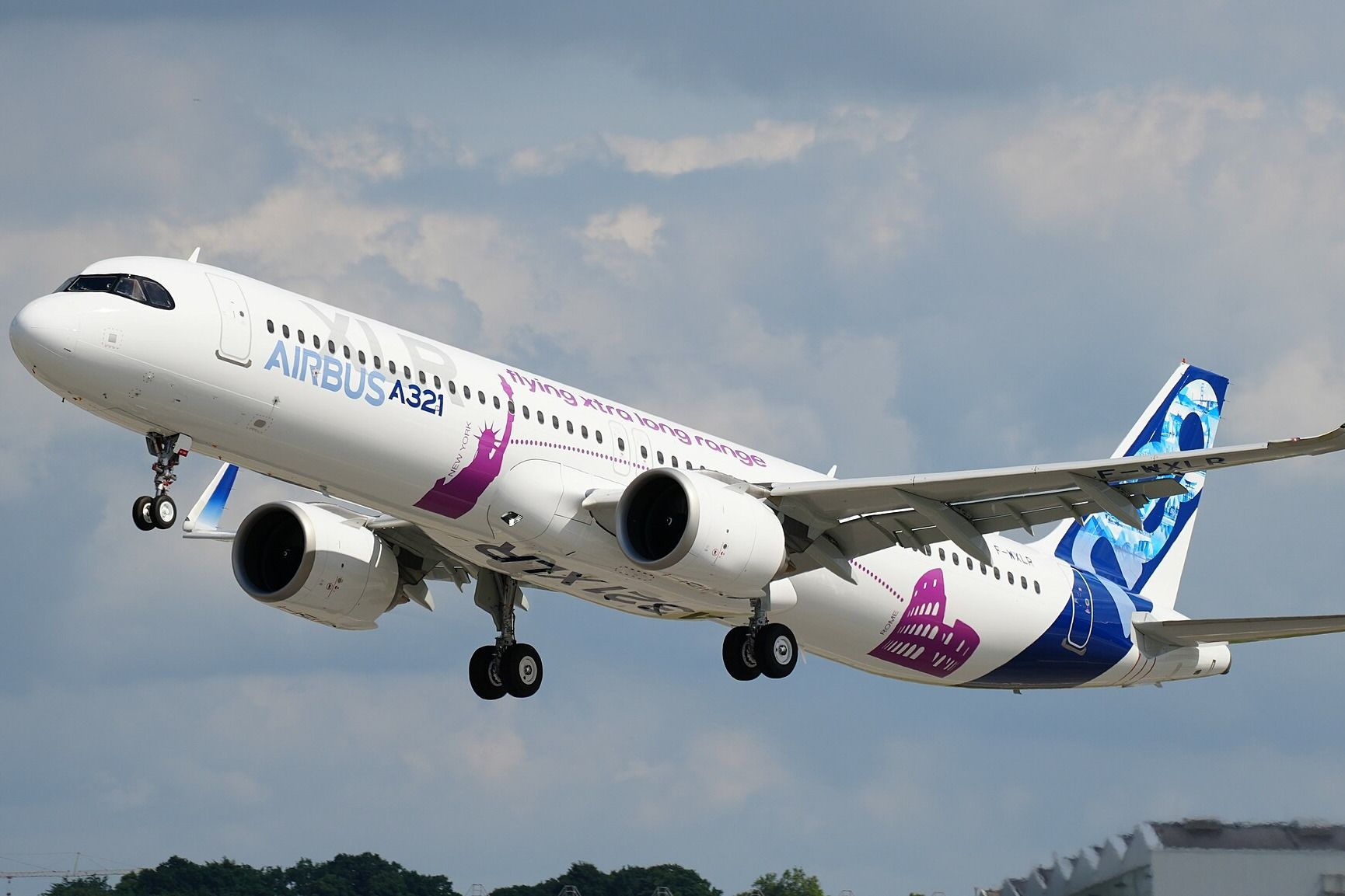 An Airbus A321XLR taking off