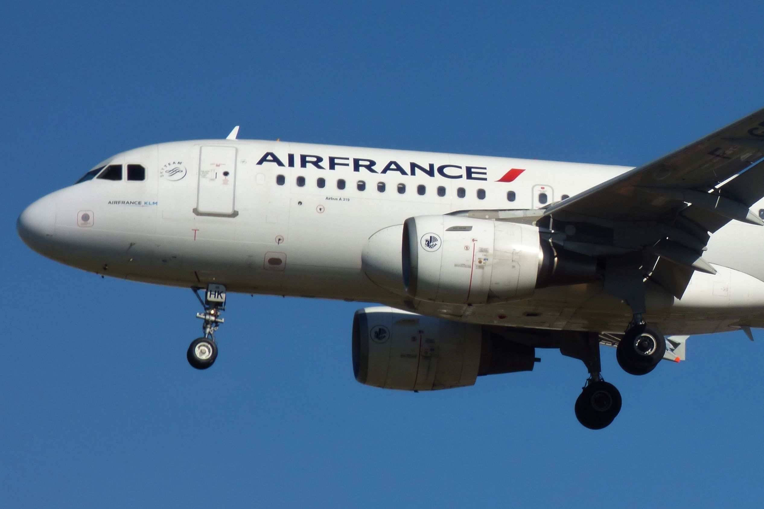Air France Airbus A319 landing at London Heathrow