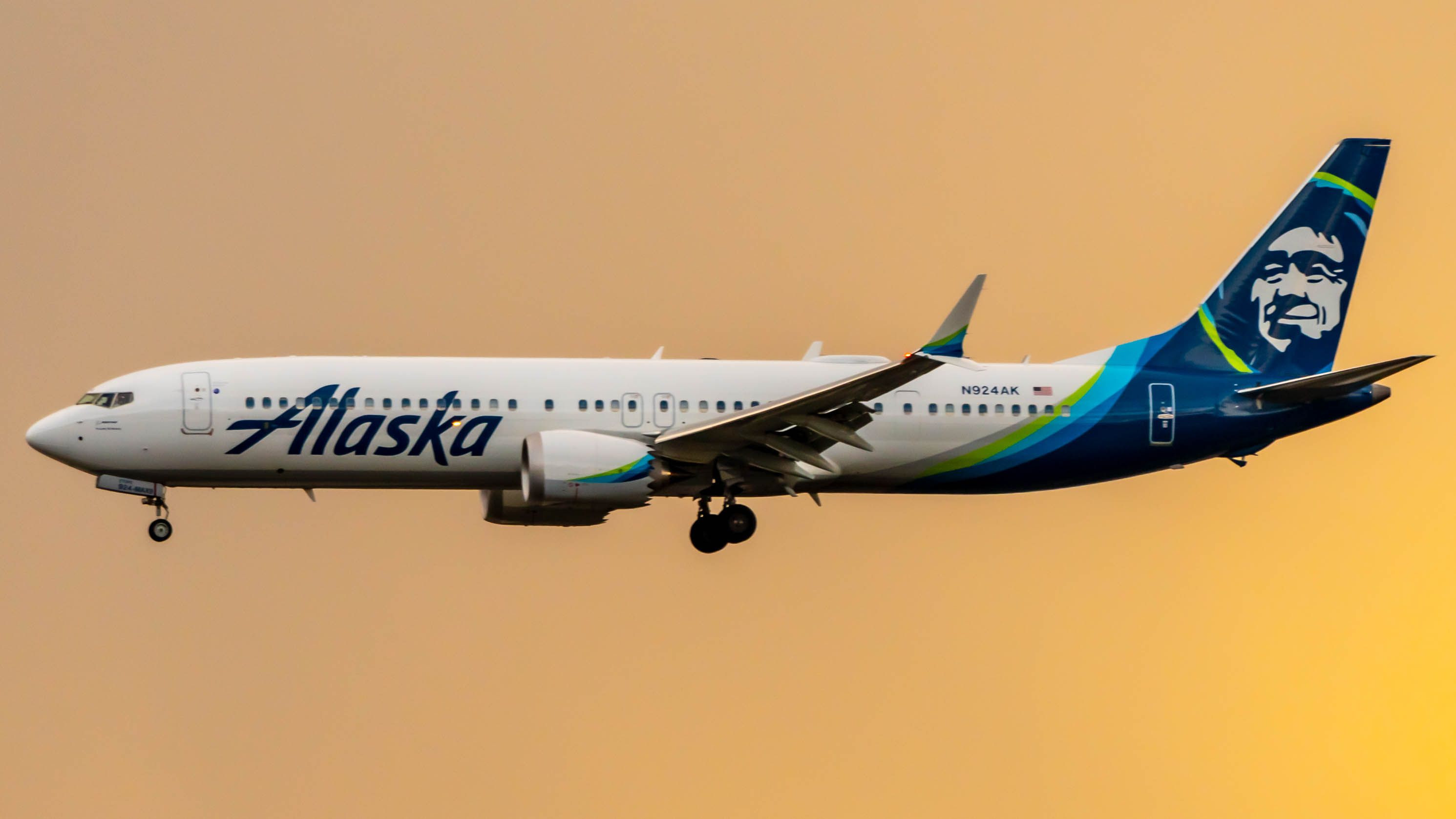 Alaska Airlines 737 MAX 9 on Final to KSEA in the Sunset_01