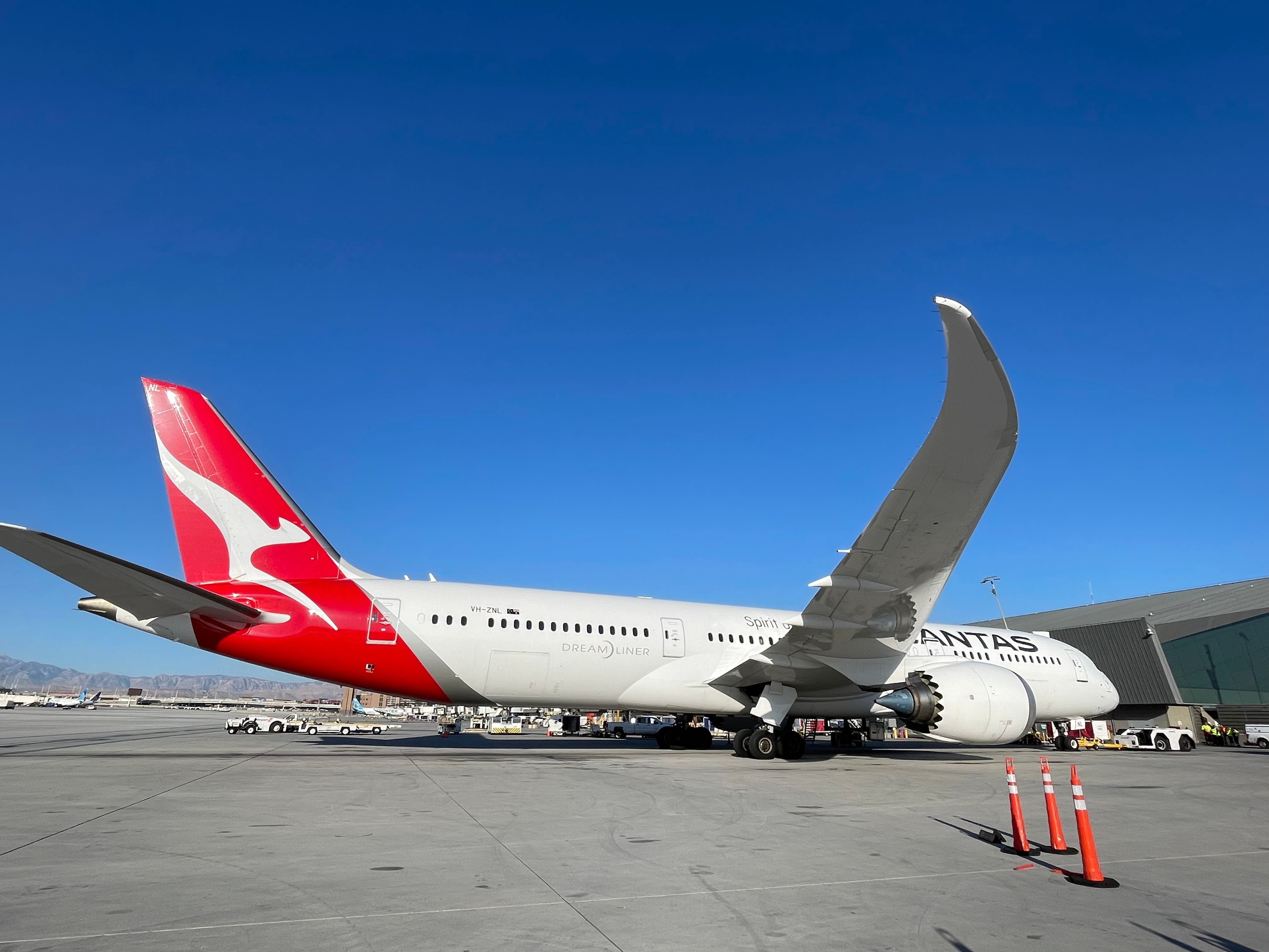 LAS Qantas 787-2