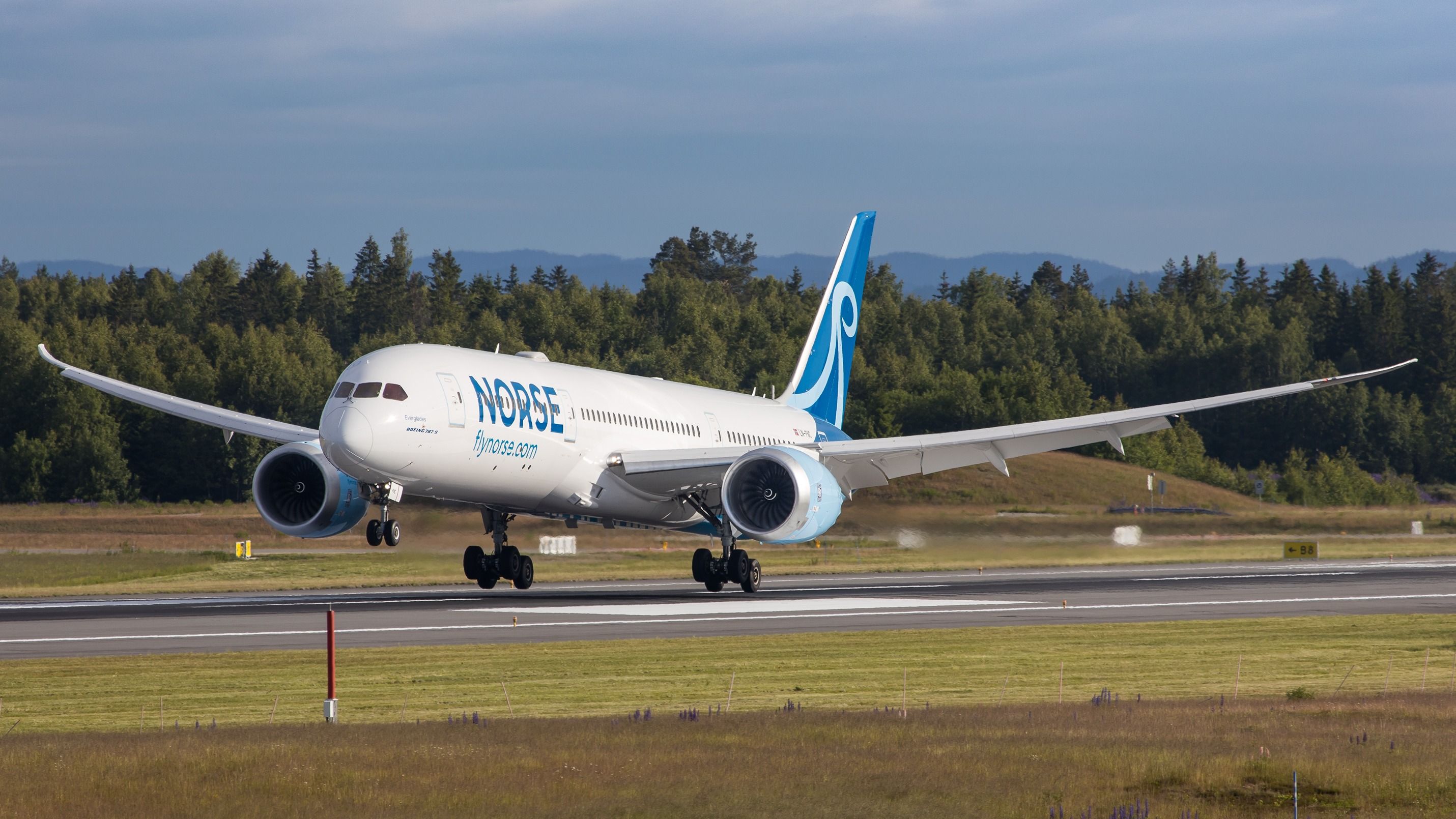 Norse Boeing 787 arriving at Oslo Airport OSL shutterstock_2172982195