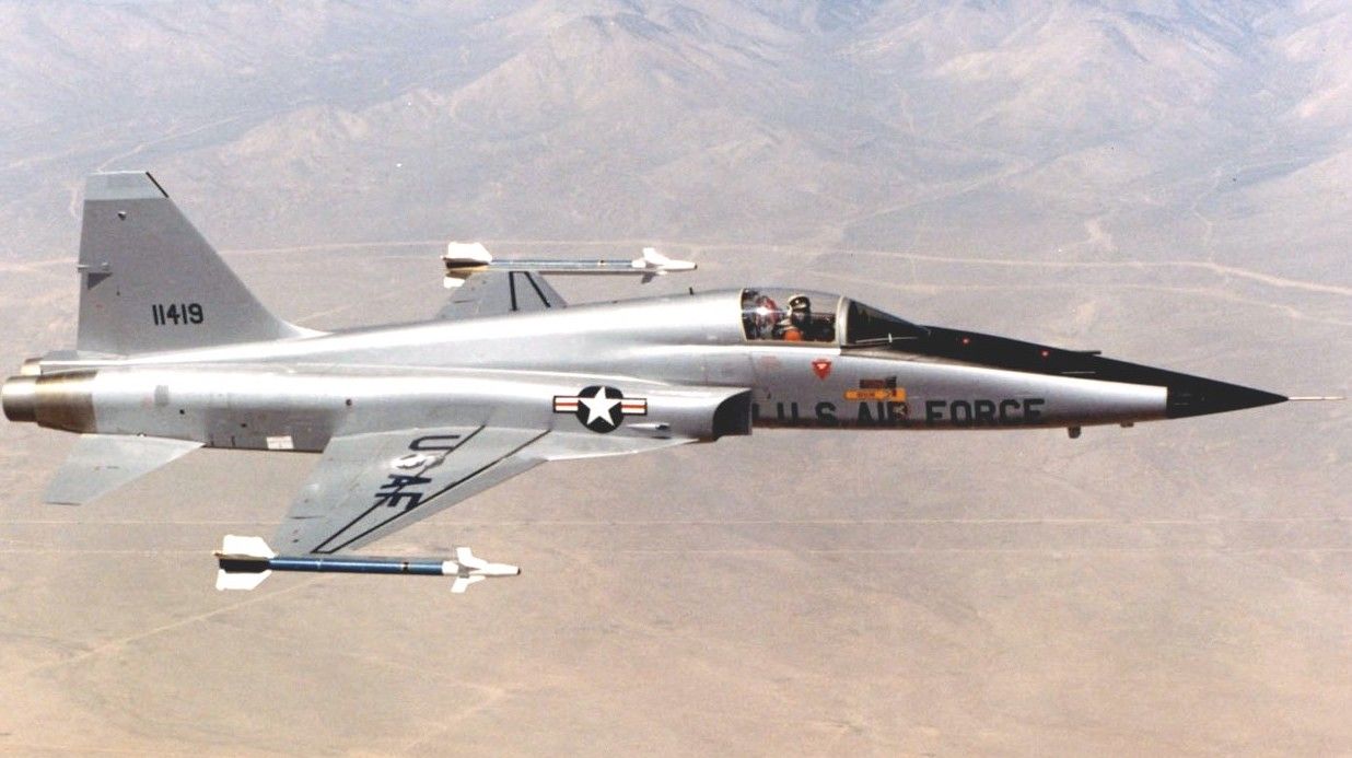 A Northrop F-5 flying over a desert.