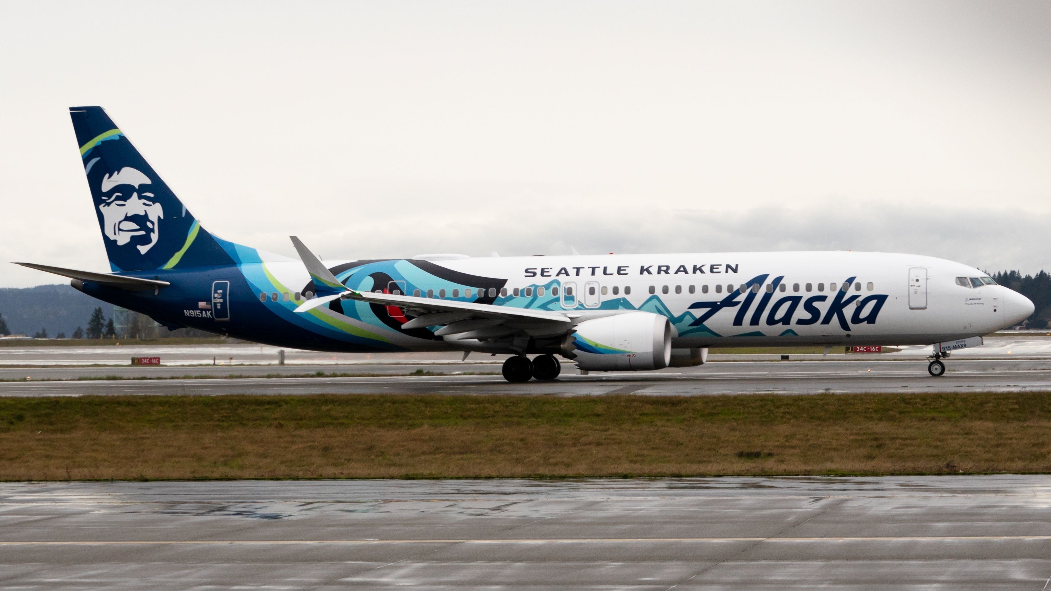 Seattle Kraken Alaska Airlines Boeing 737 MAX 9 shutterstock_2409307423