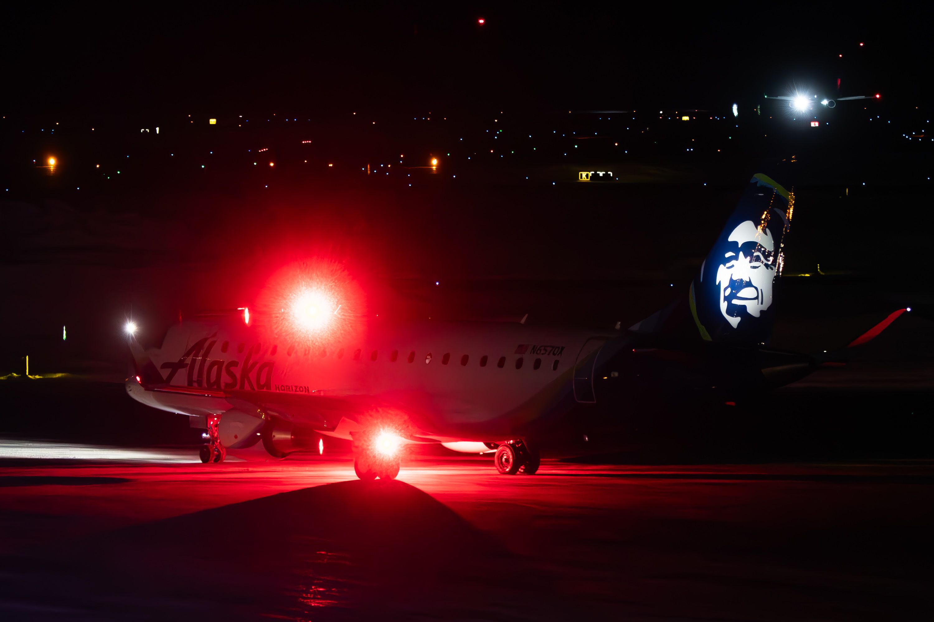 SF_Horizo​​n Air E175 ANC 之夜閃爍燈塔_JAK