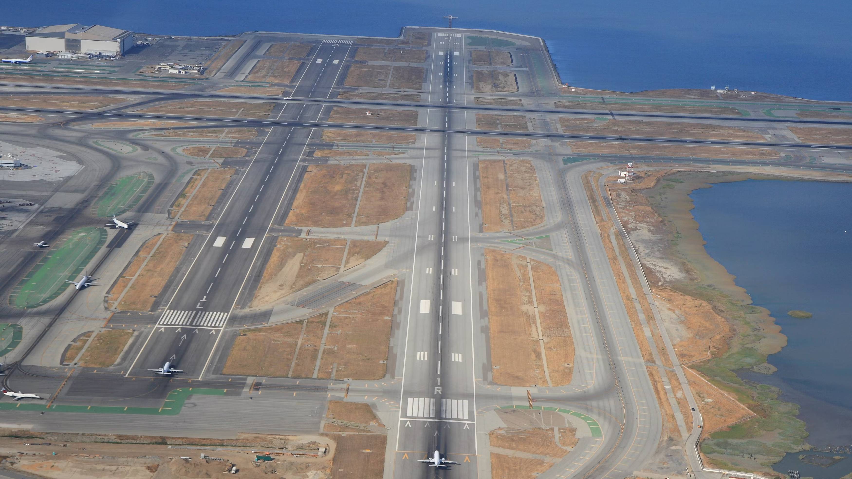 thumbnail image 2 of 1:43 Scale Airport Runway Diorama Kit – Full Double-Ended Runway (O Scale / Model Trains) 2 of 5