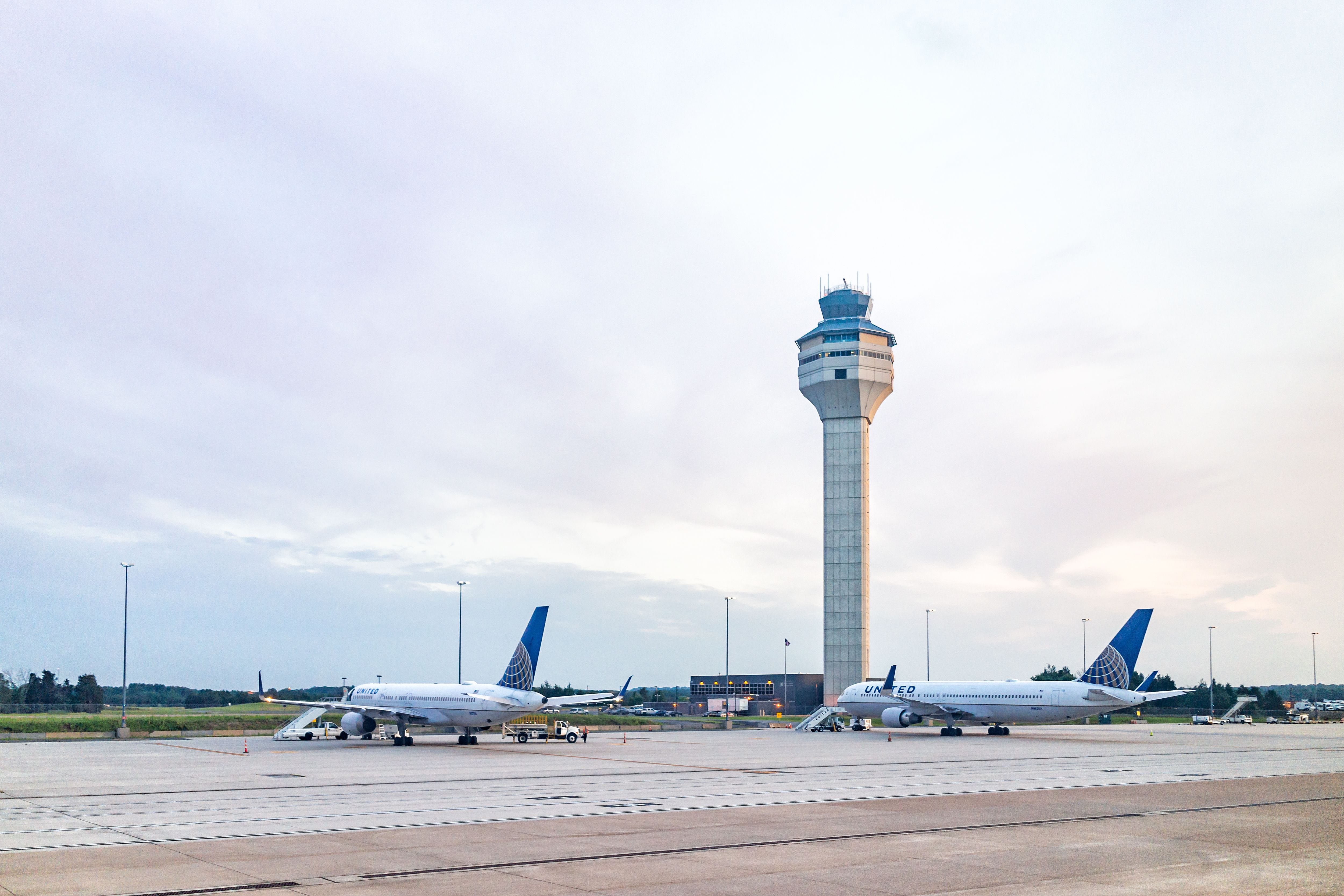 Boeing 757-224 and 767-322/ER of United Airlines at Washington Dulles International Airport.