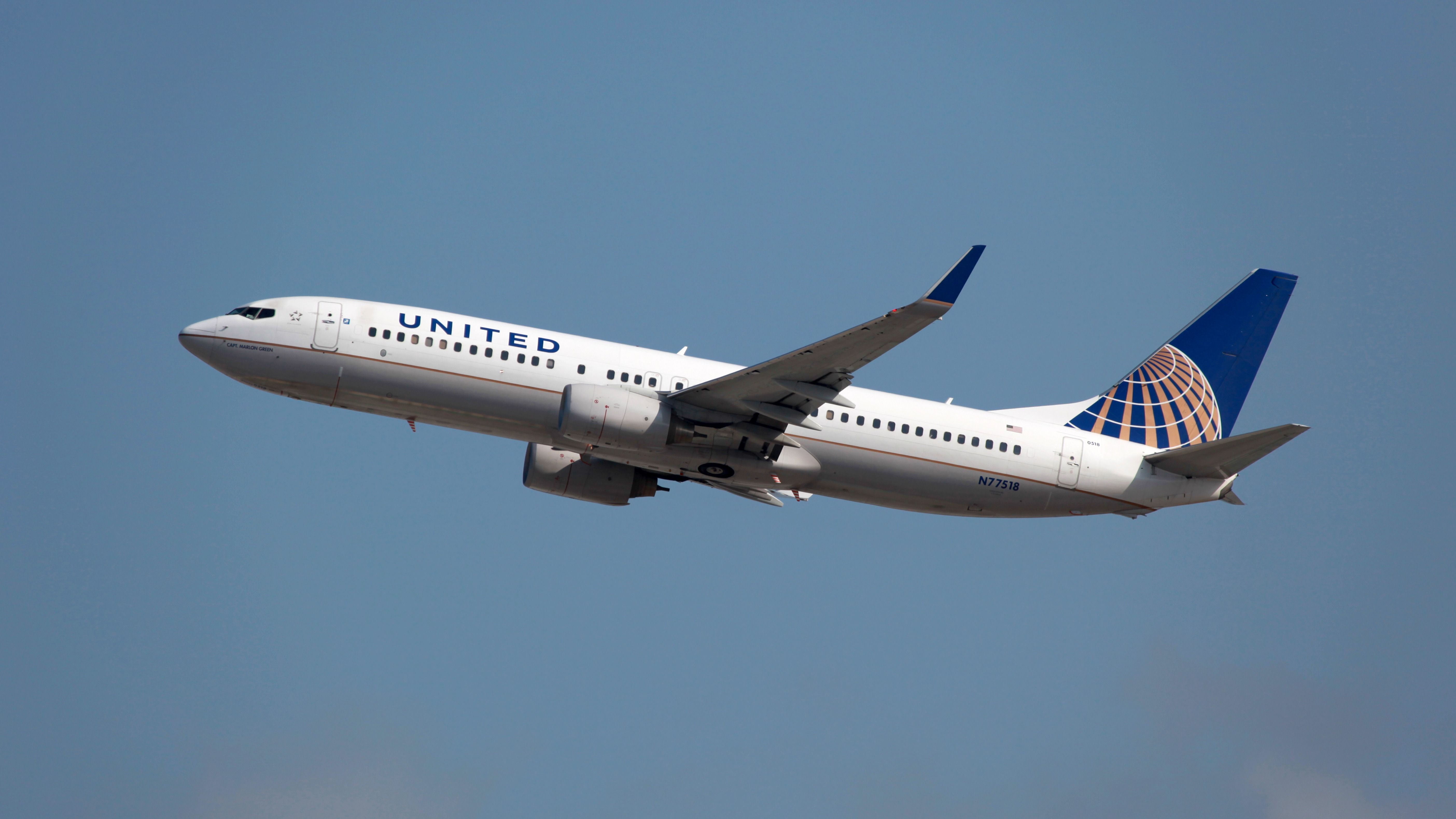 United Airlines 737-800 in flight