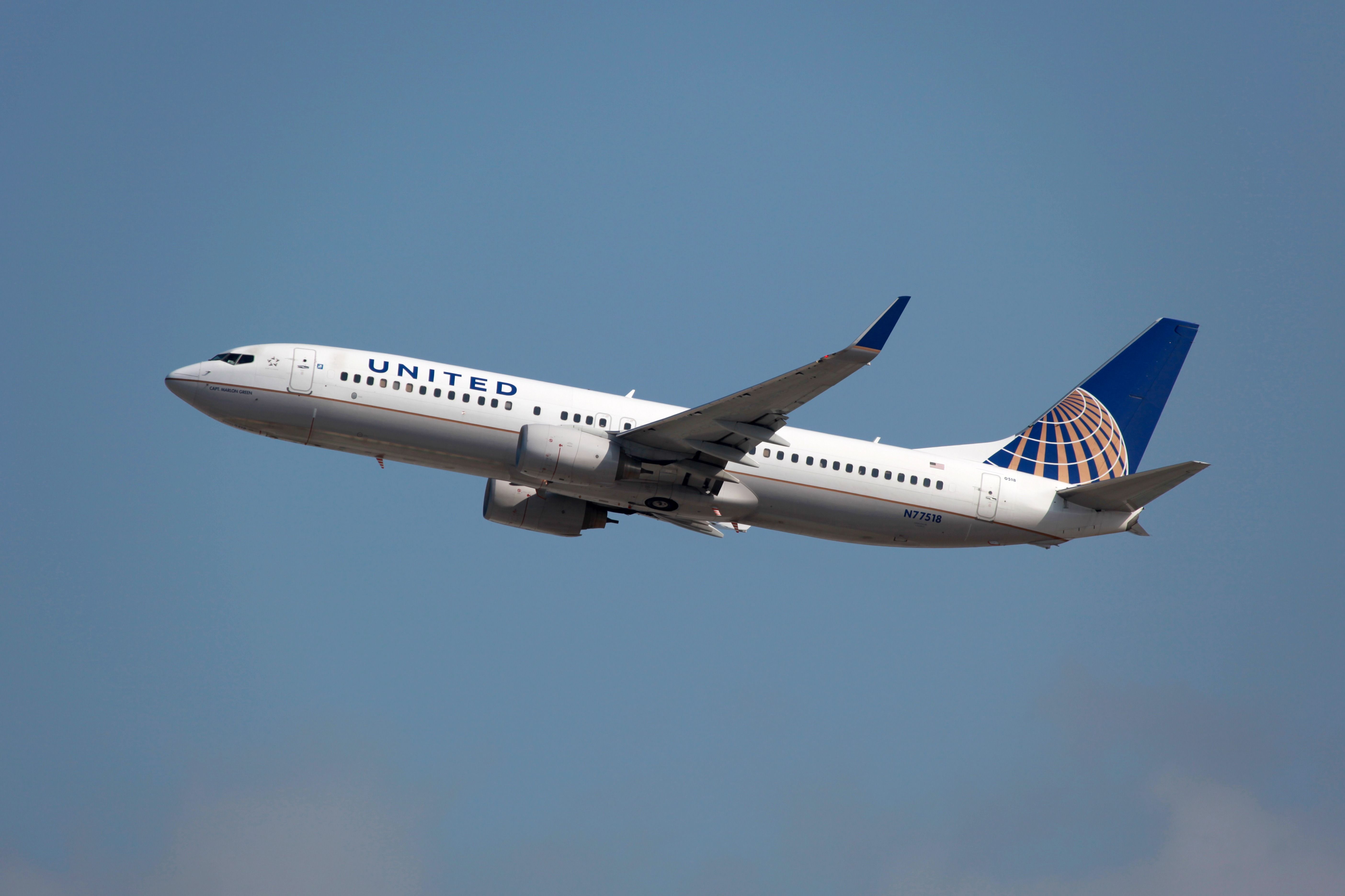 A United Airlines Boeing 737-800 flying in the sky.