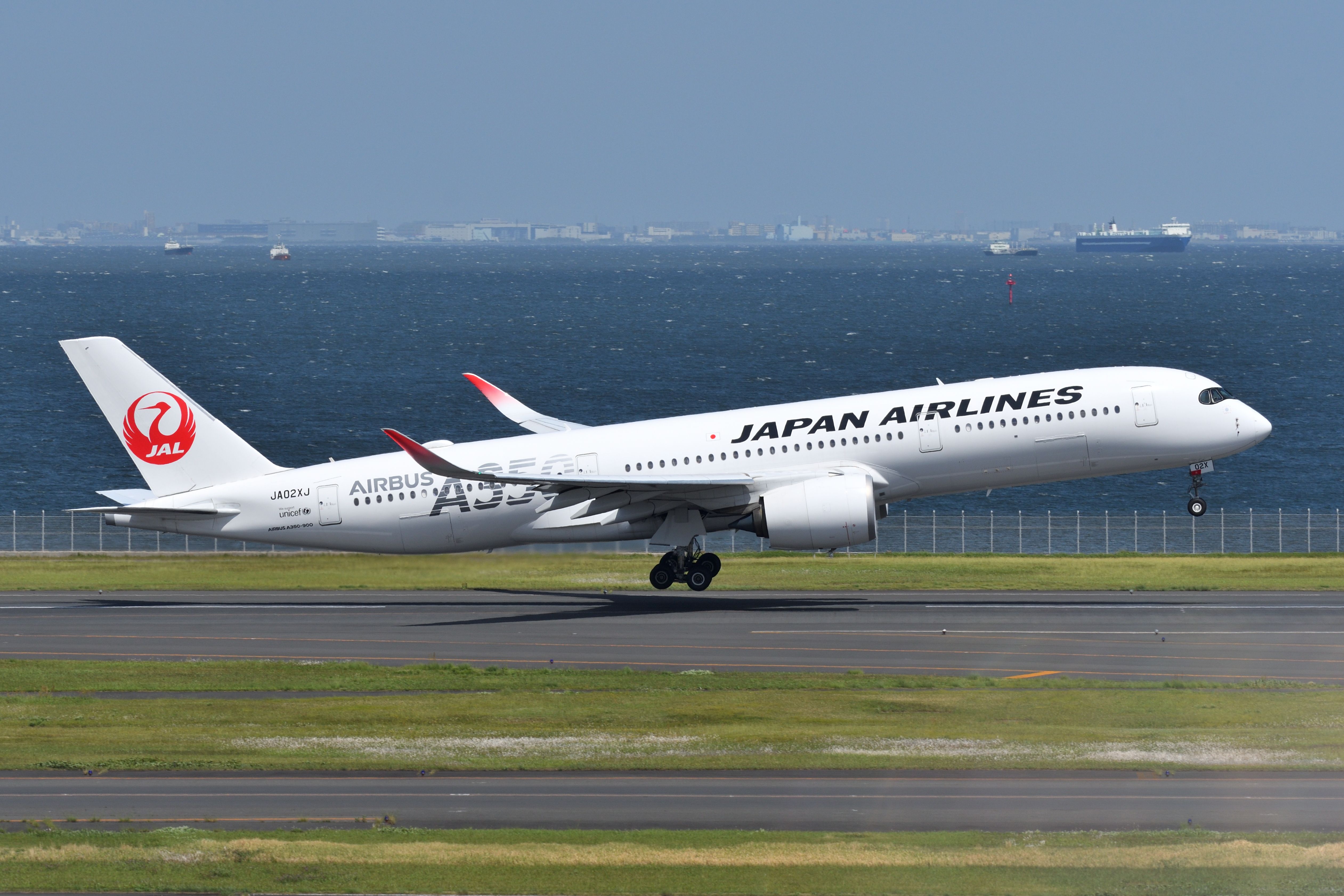 shutterstock_1982244668 viper-zero Airbus A350-900 Japan AIrlines (JA02XJ)