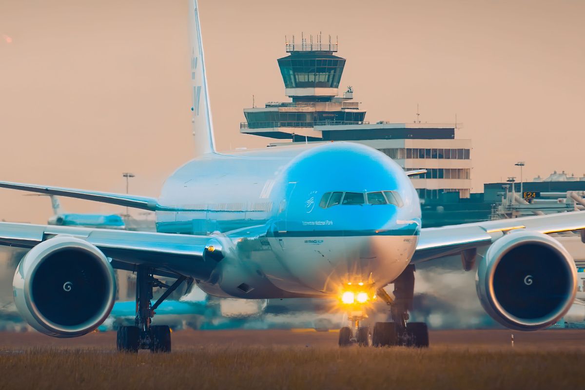 KLM taxiing with lights on