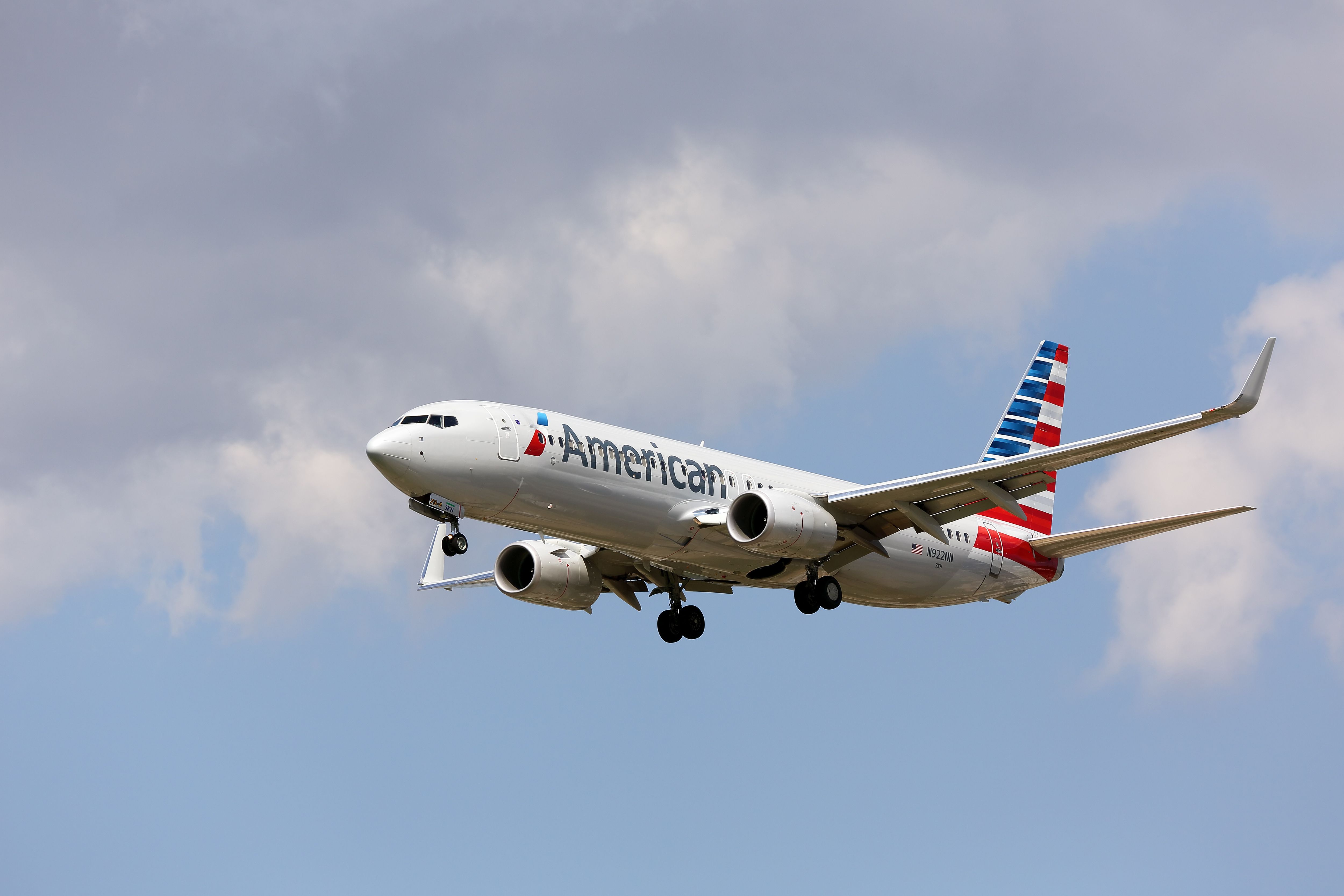 American Airlines Boeing 737-823 landing at Chicago O'Hare International Airport.