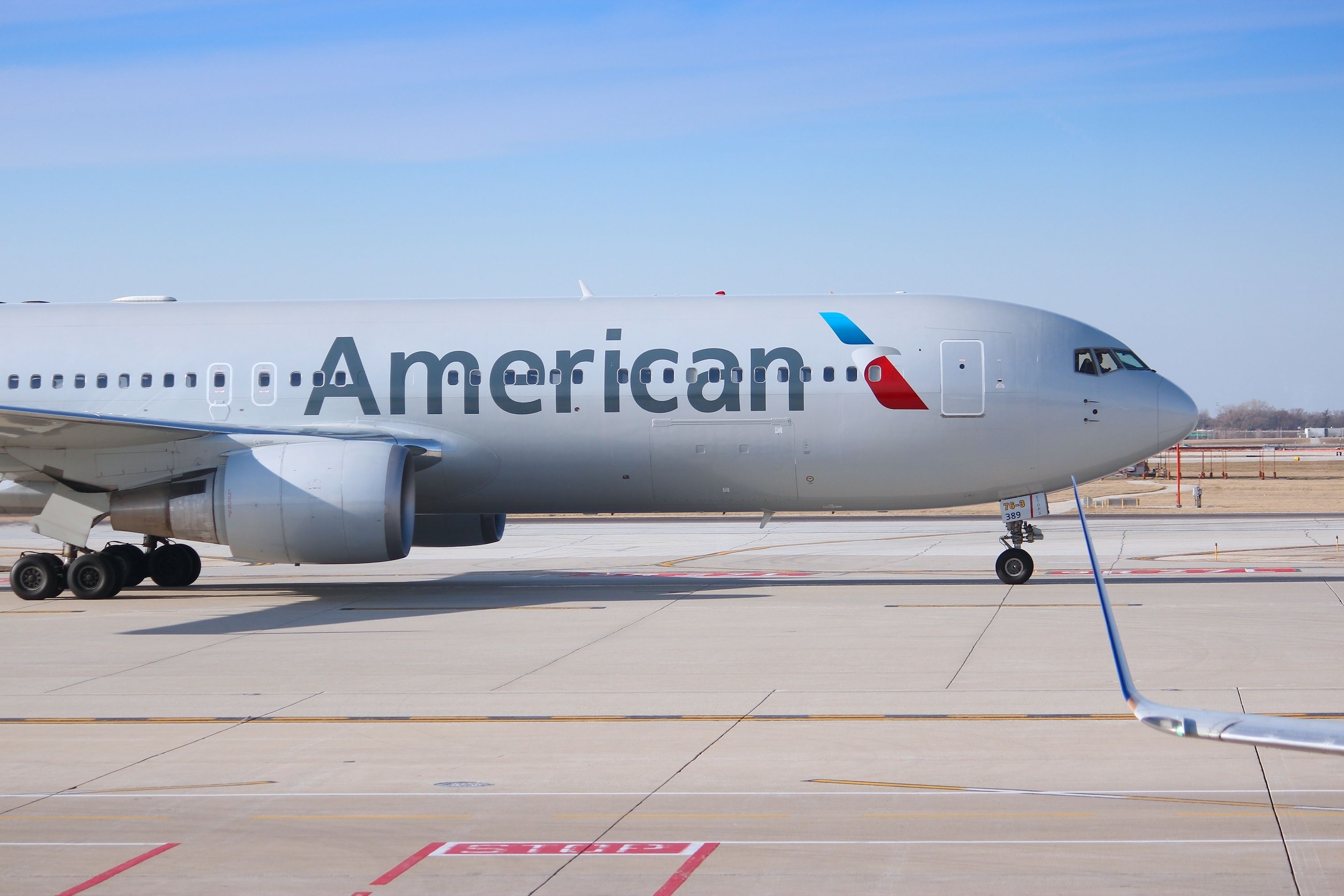 American Airlines shutterstock_2183641035