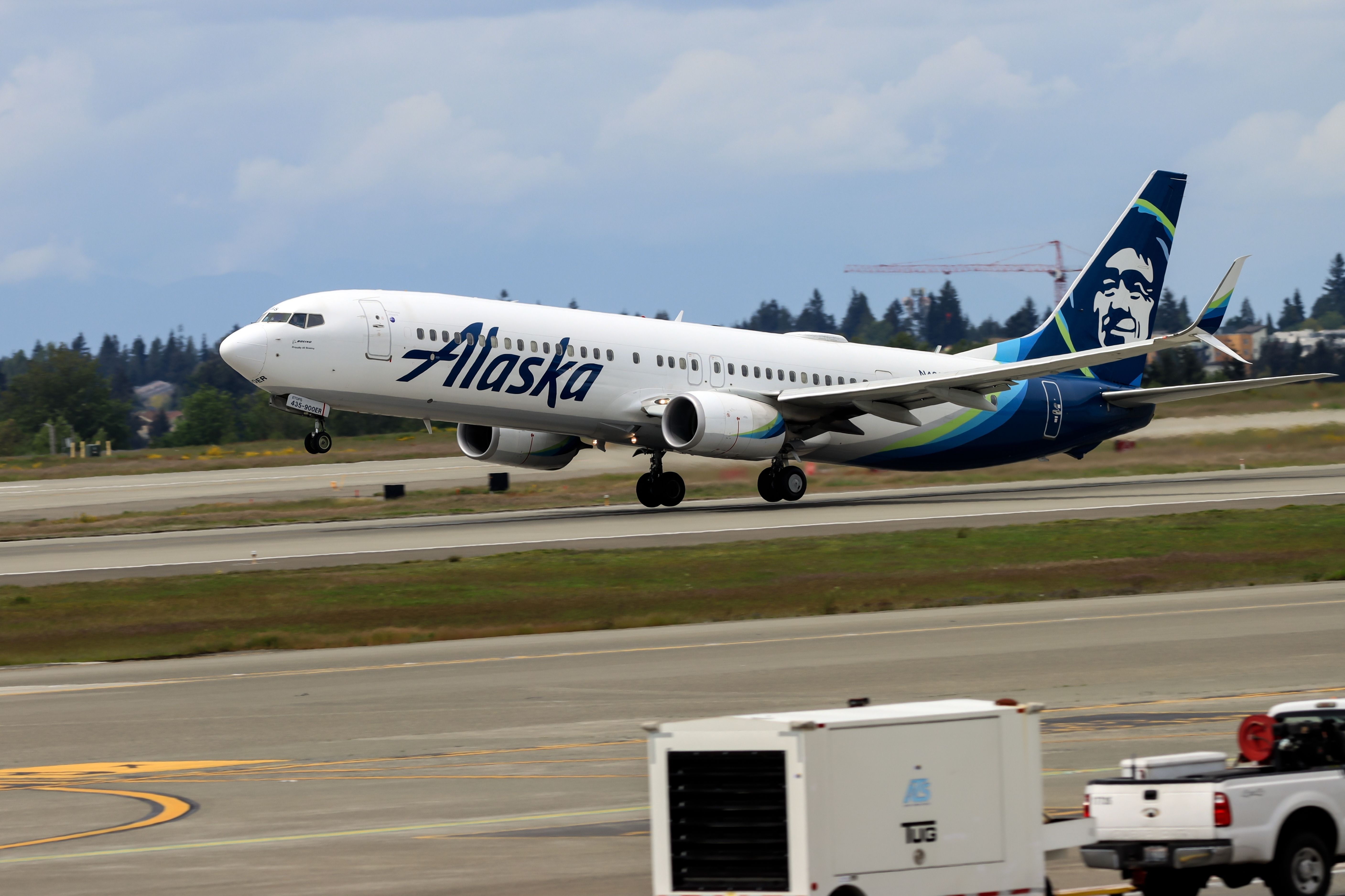 Alaska Airlines Boeing 737-990/ER (N453AS) taking off from Seattle-Tacoma International Airport.