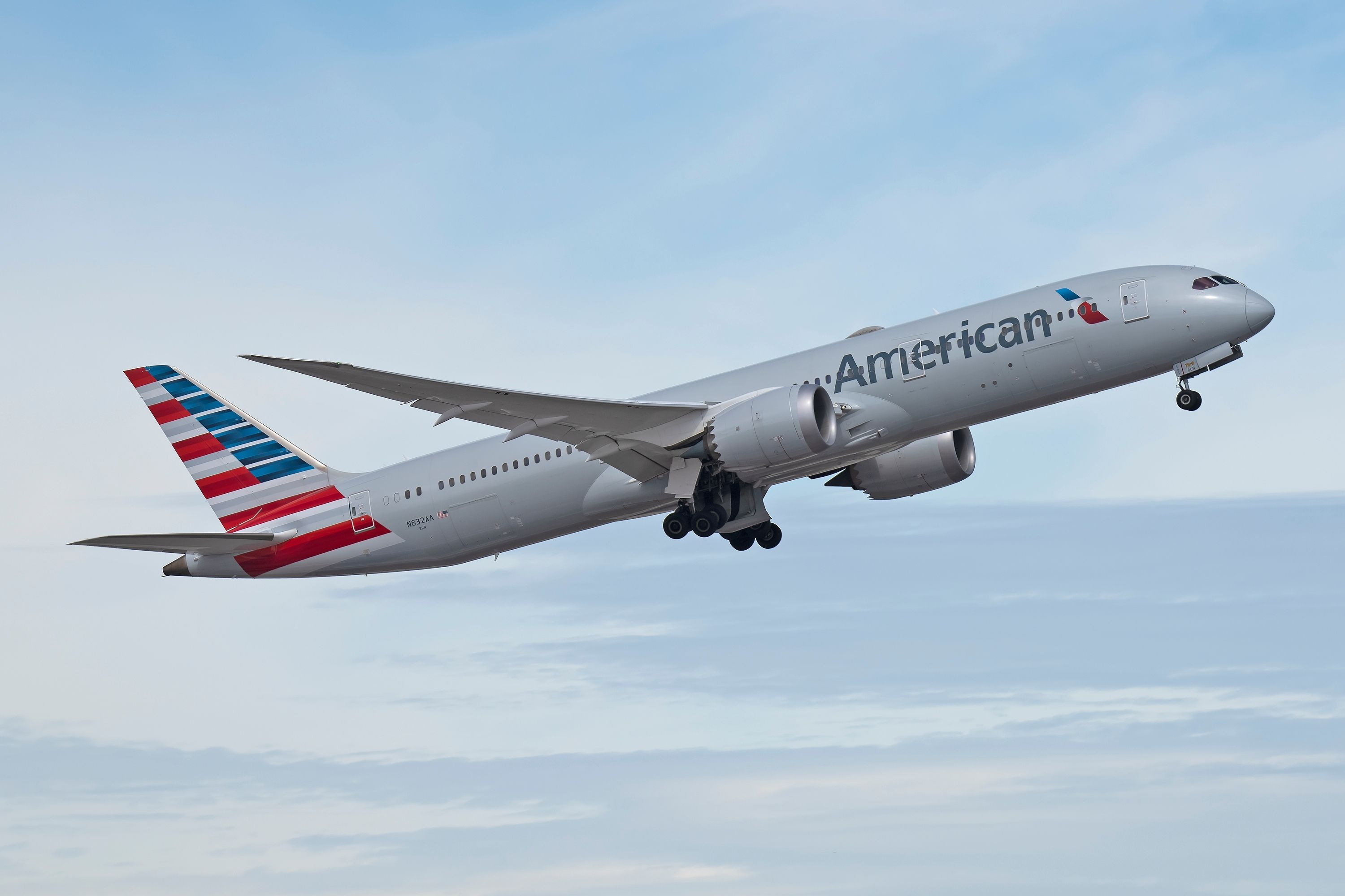 n American Airlines Boeing 787-9 Flying in the sky.