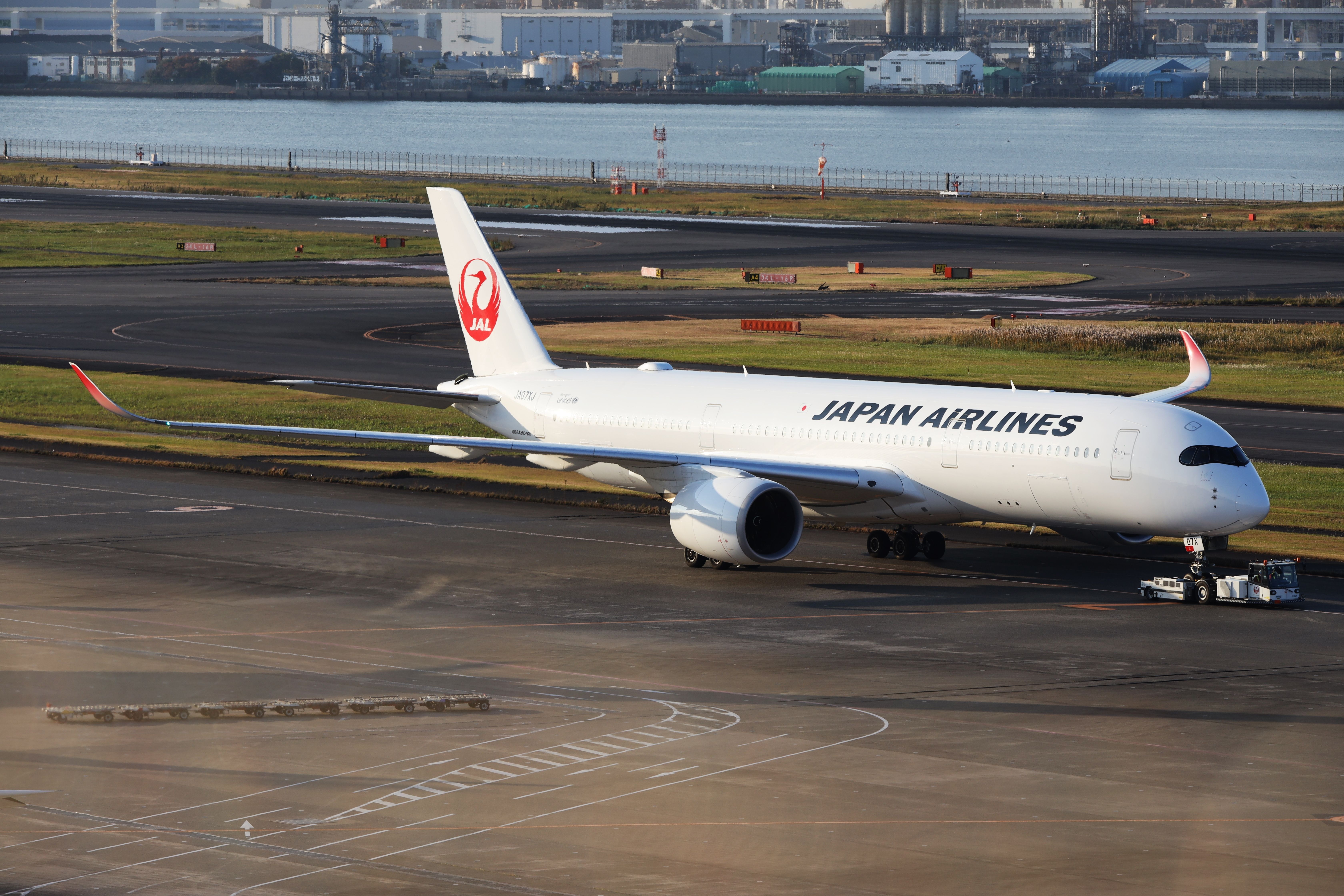shutterstock_2289767481 Japan Airlines JAL A350-900