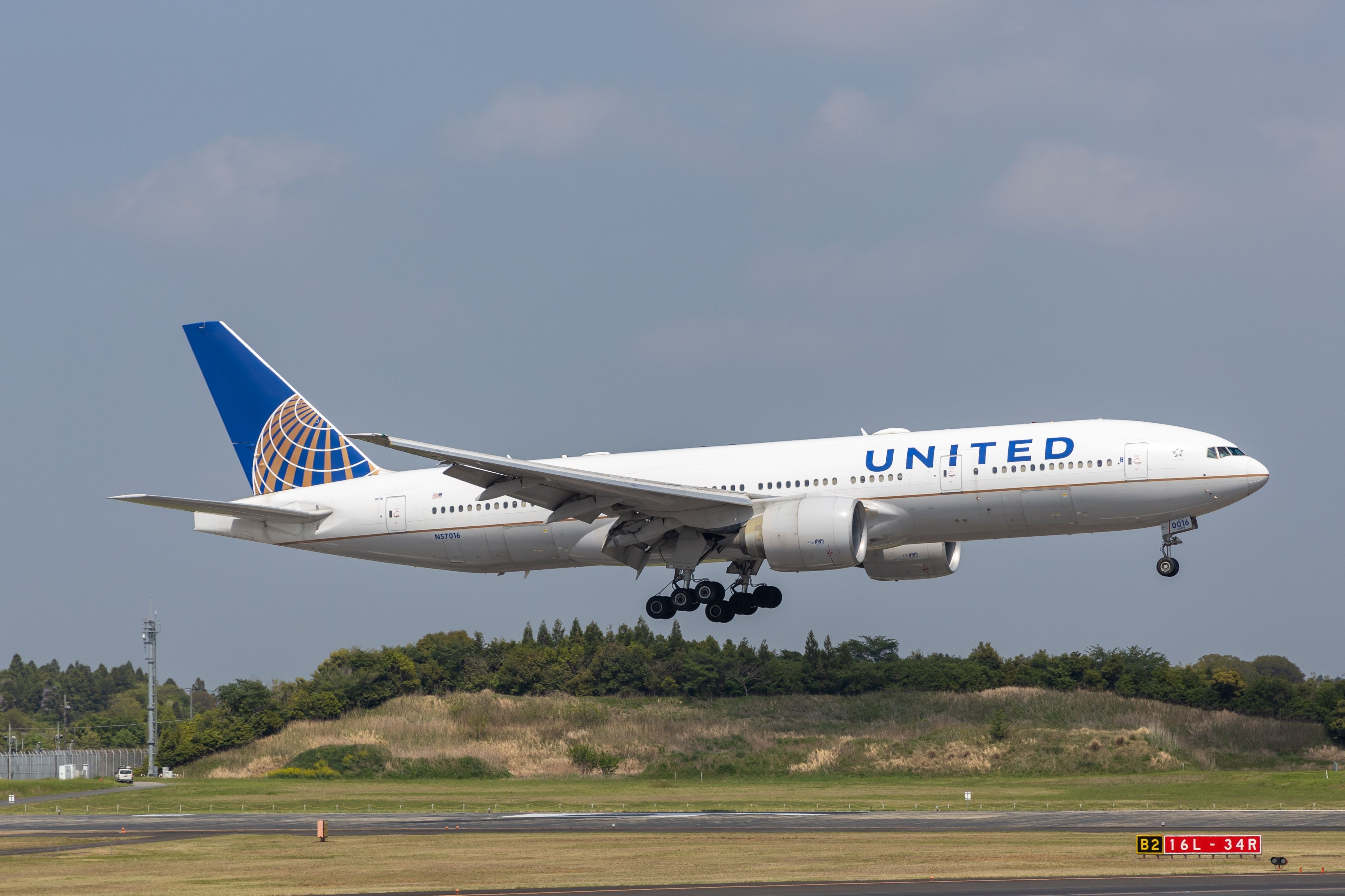 United Airlines Boeing 777-200 Landing In Tokyo