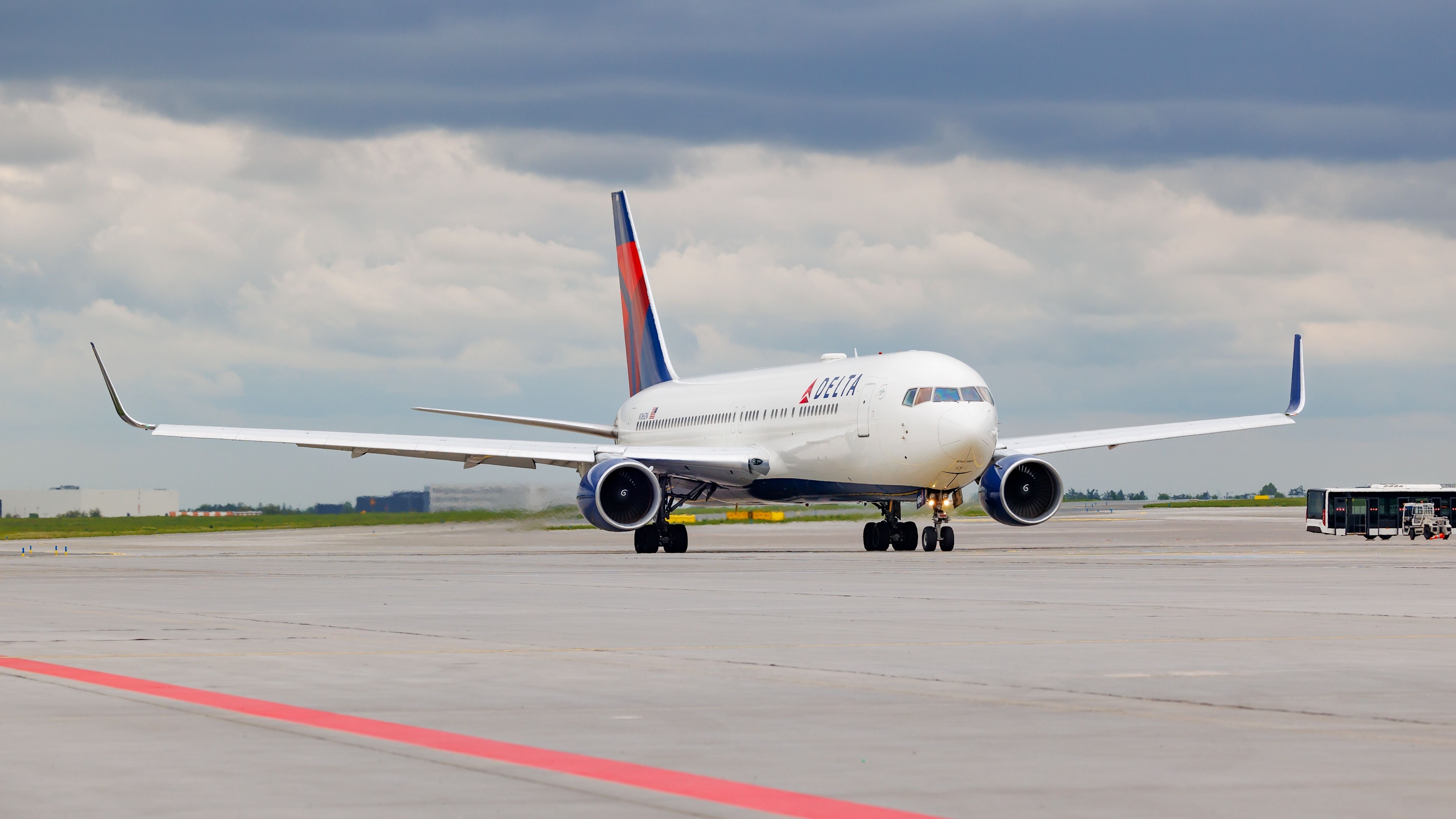 デルタ delta Boeing 767-300er Boeing 767-300ER Seat Maps, Specs & Amenities | Delta Air Lines