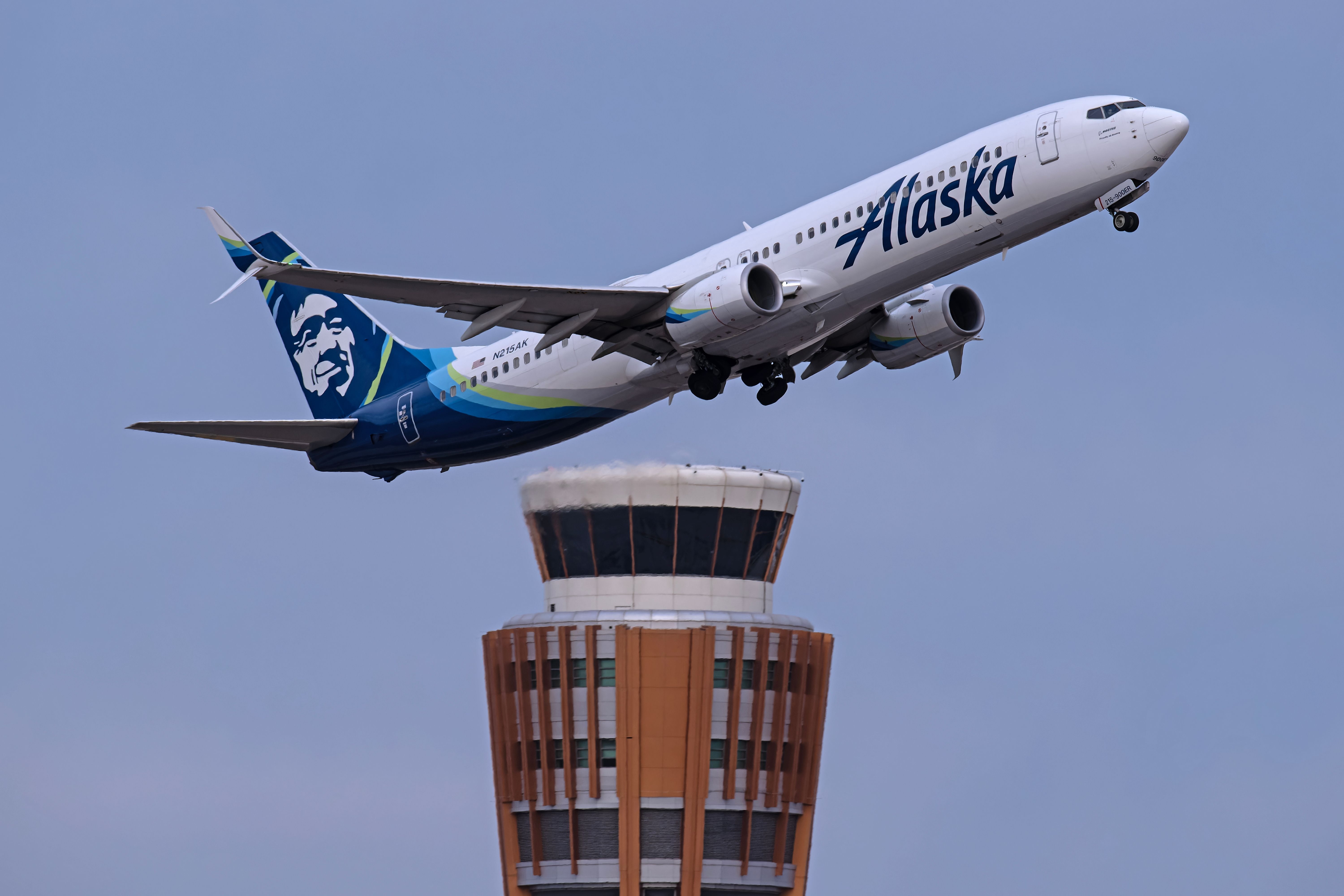 Alaska Airlines Boeing 737-990/ER (N215AK) departing from Phoenix Sky Harbor International Airport.