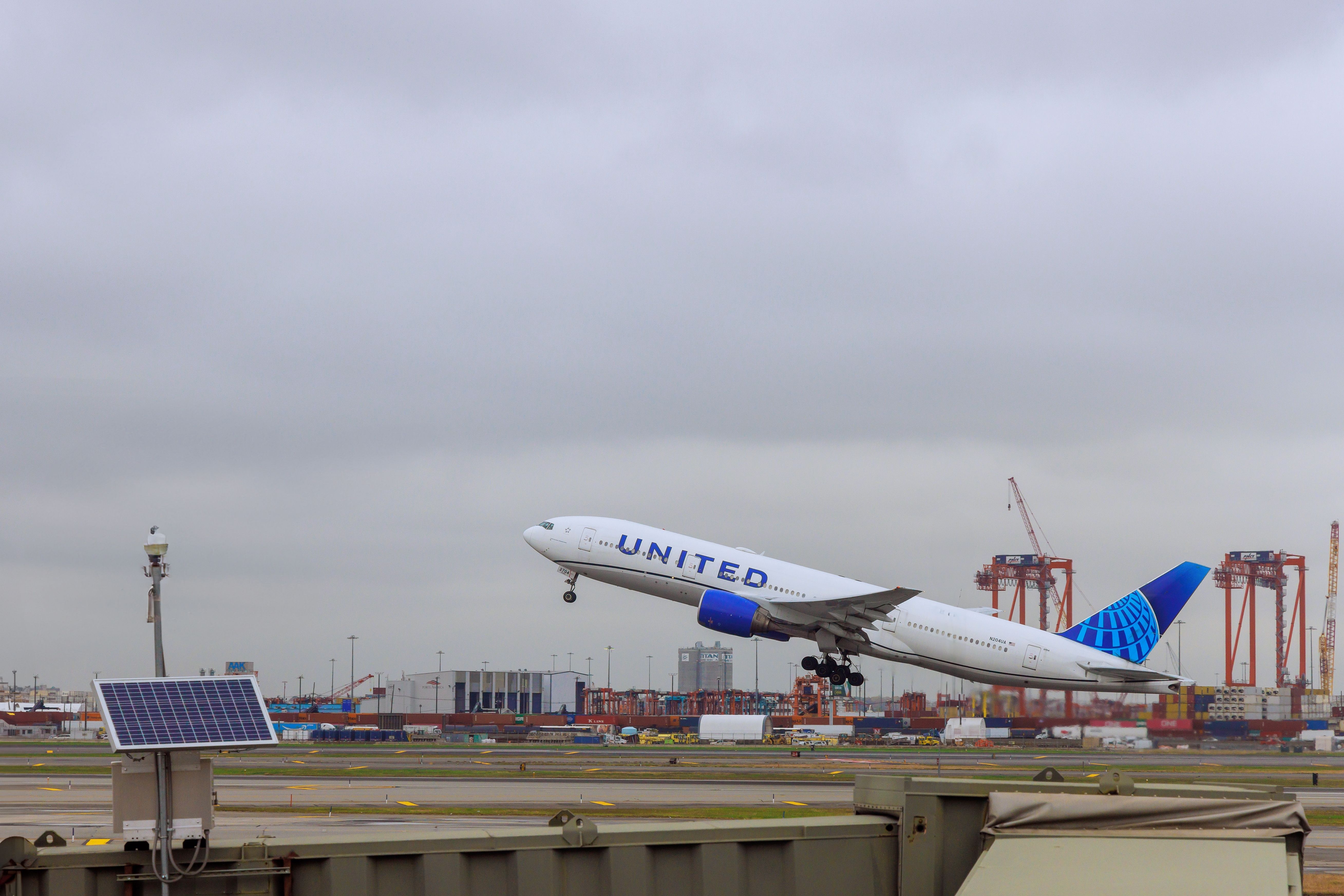 United Airlines Boeing 777-222/ER (N204UA) taking off from Newark Liberty International Airport.