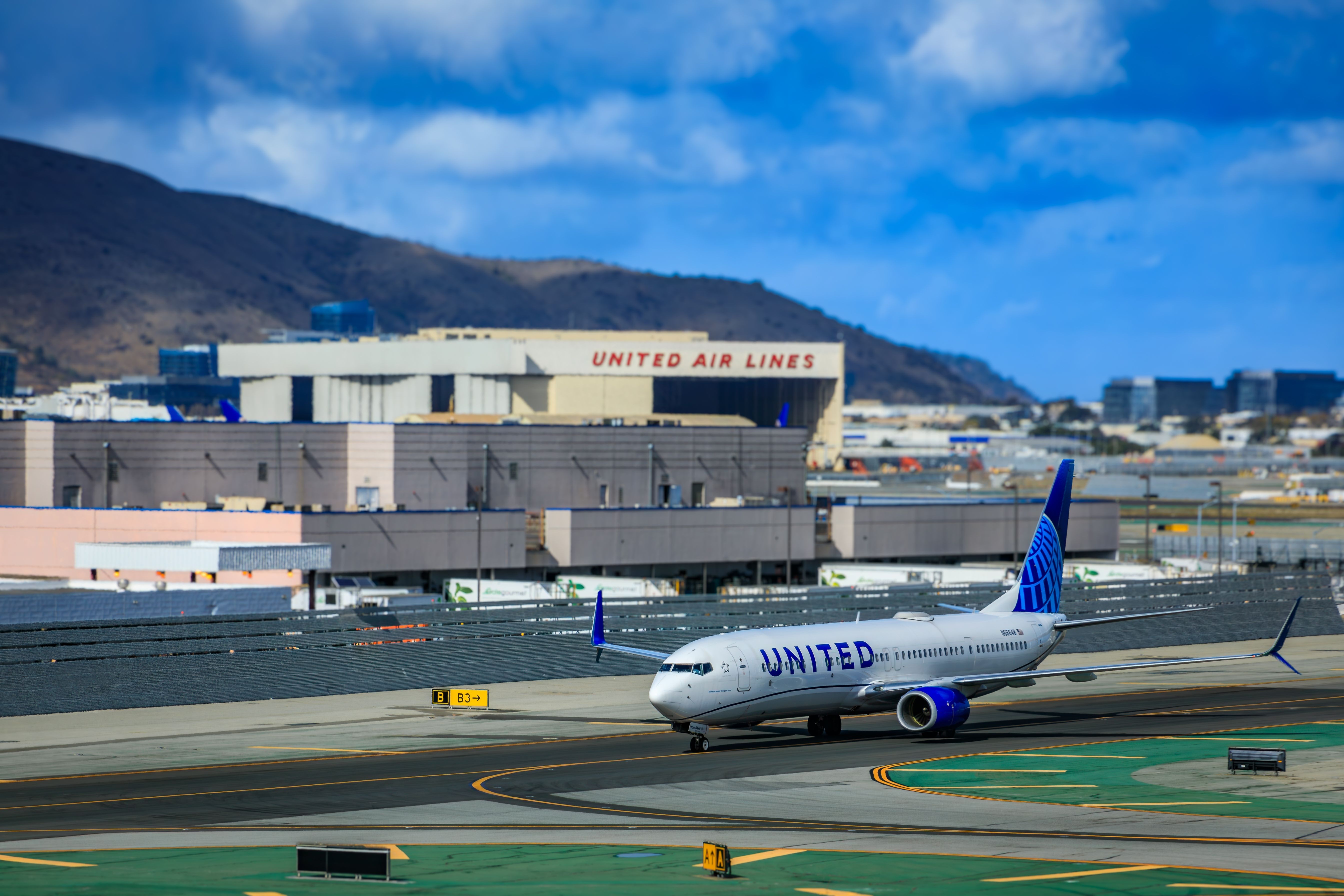 United Airlines Boeing 737 Taxiing In San Francisco