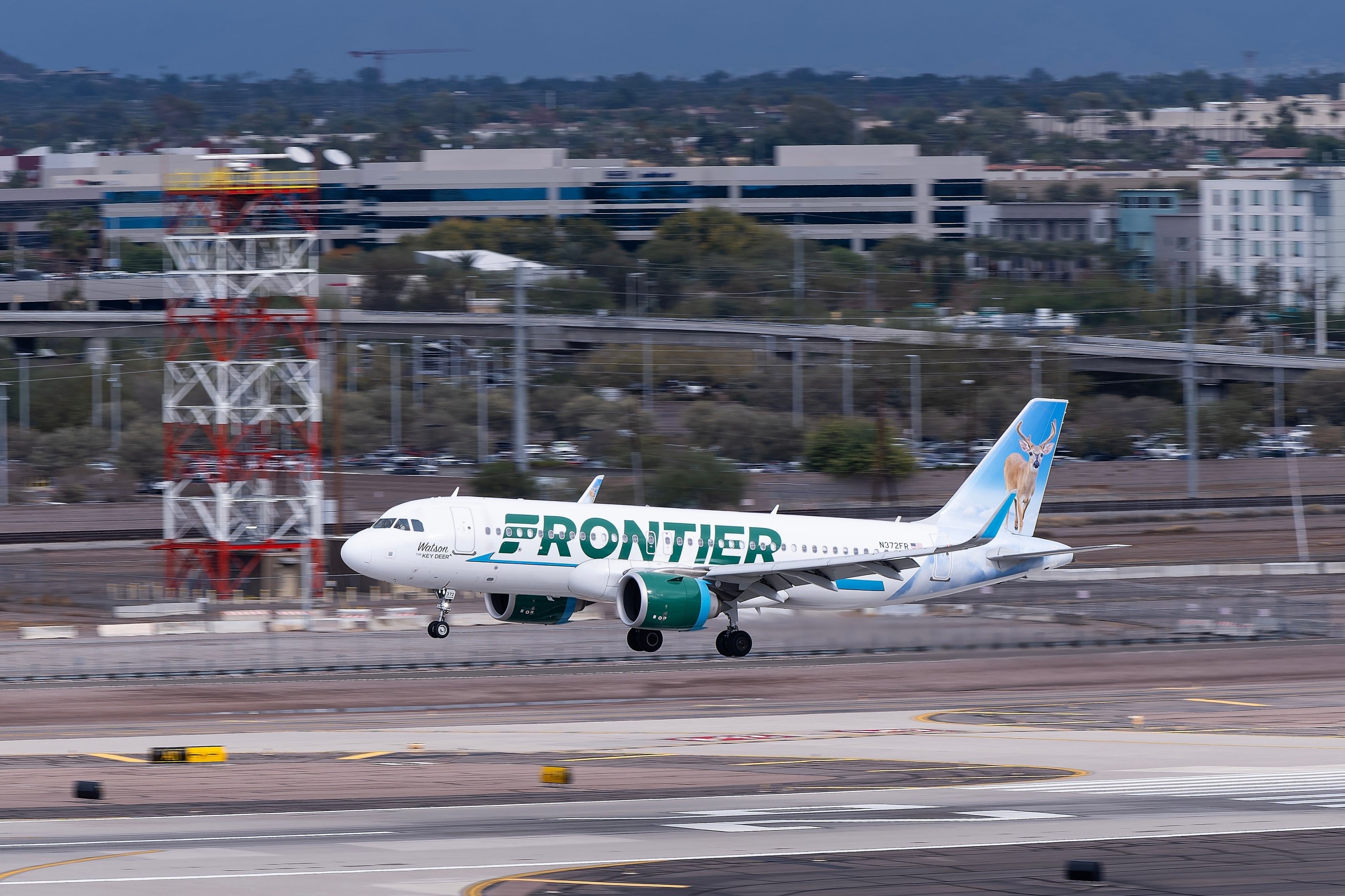 A Frontier Airlines Airbus A320neo abtou to land In Phoenix.