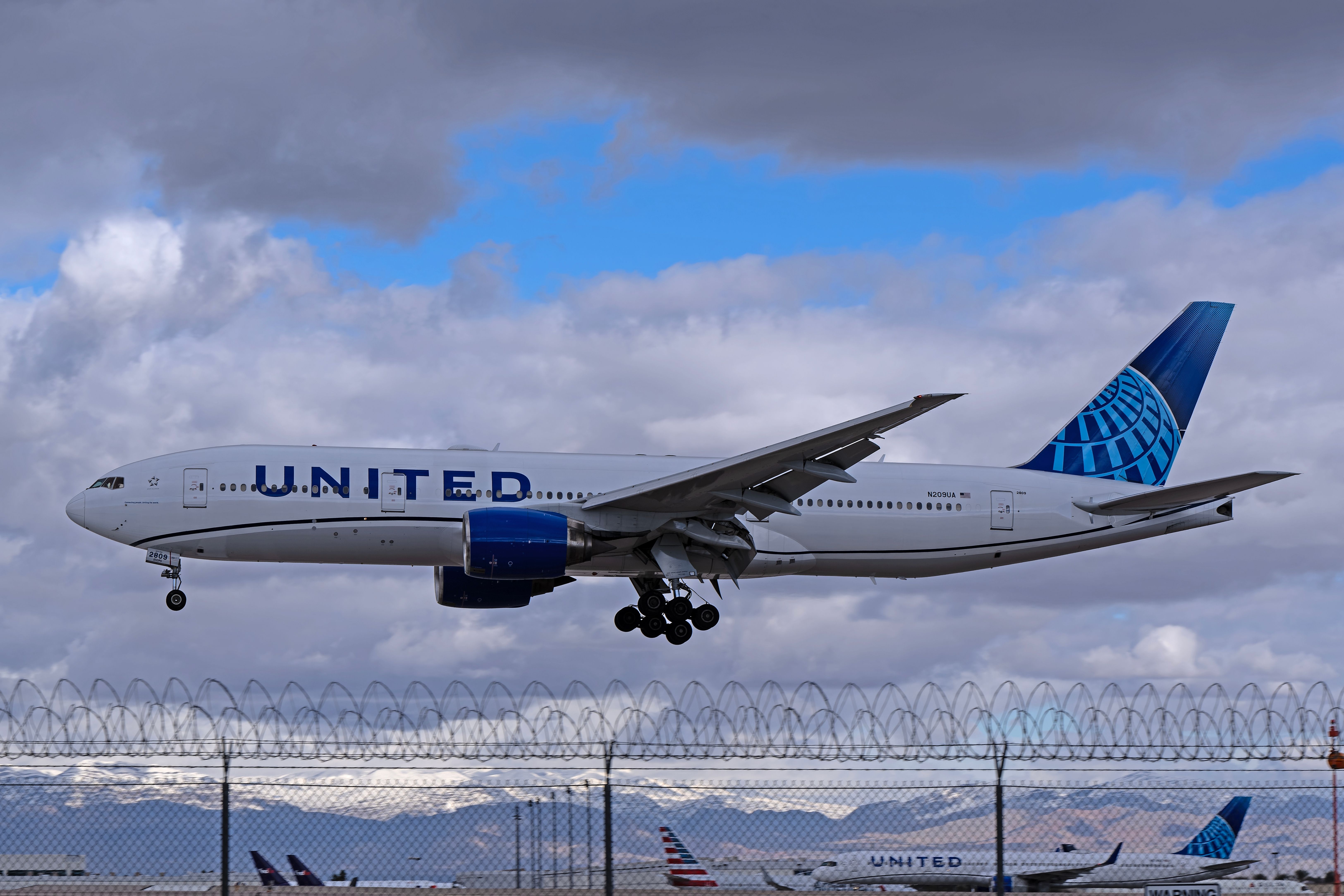 United Airlines Boeing 777-200 Landing In Las Vegas