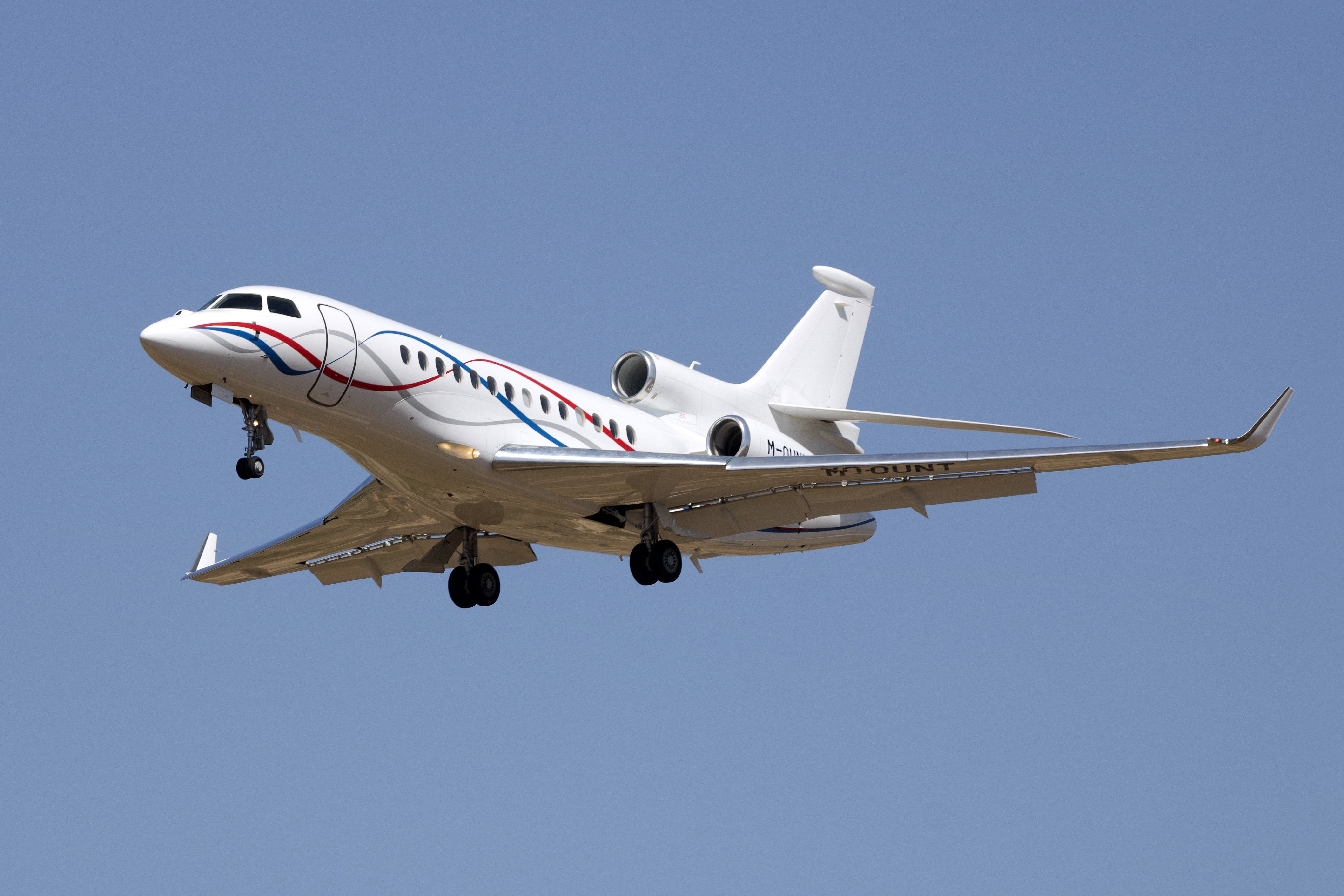A Dassault Falcon 7X flying in the sky.